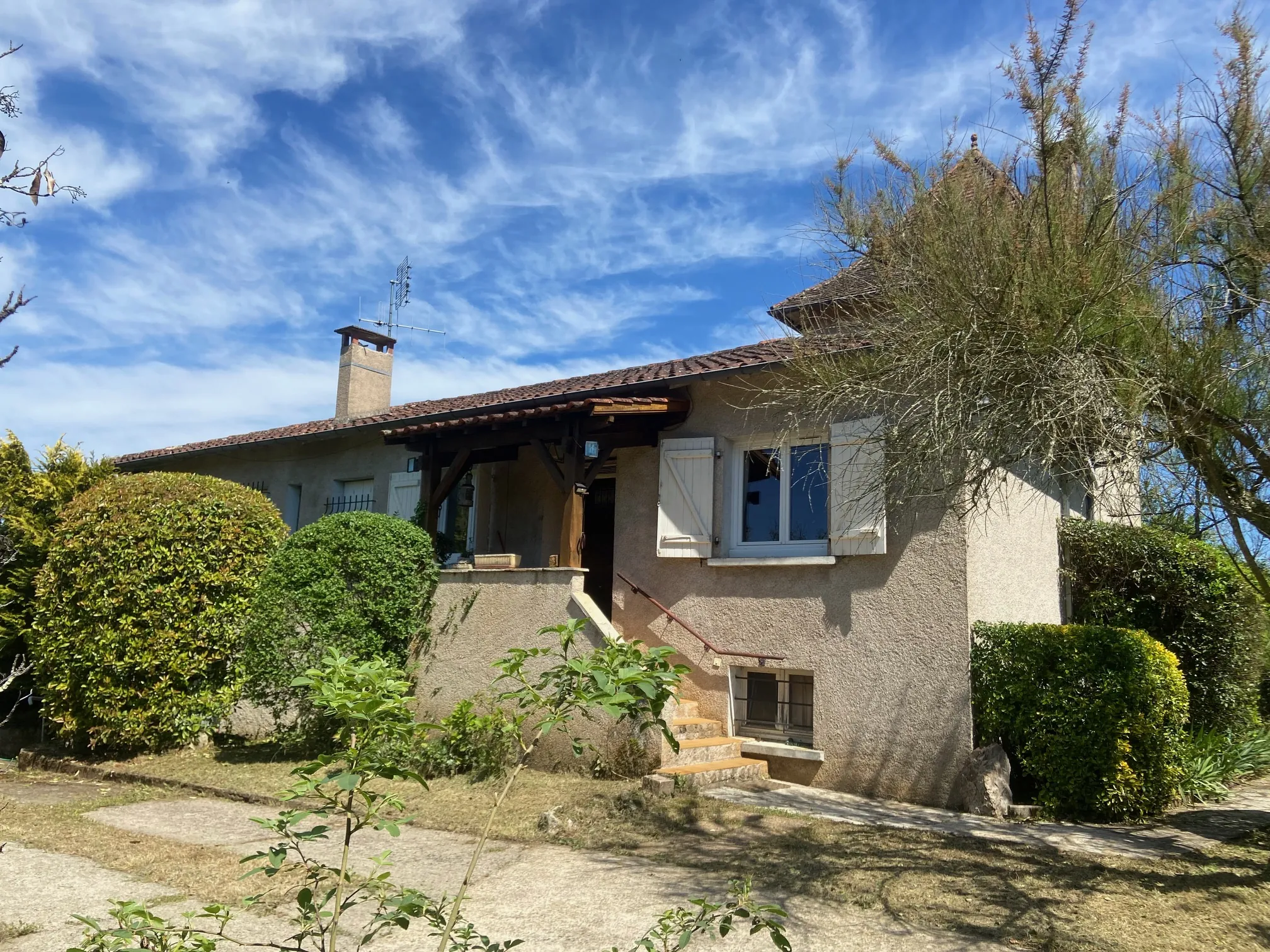Belle maison moderne avec pigeonnier et jardin arboré à Pradines (46 090) 