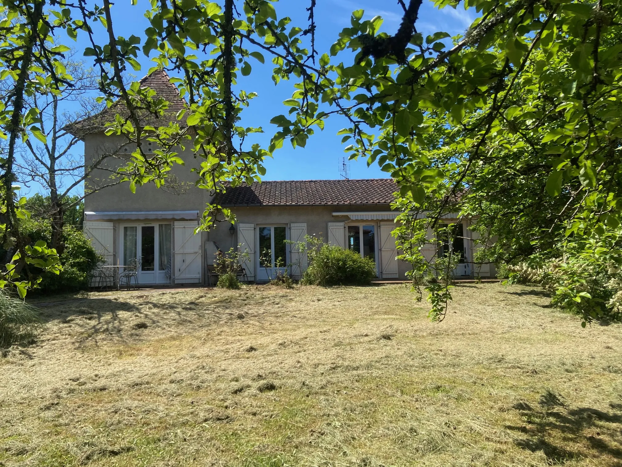 Belle maison moderne avec pigeonnier et jardin arboré à Pradines (46 090) 