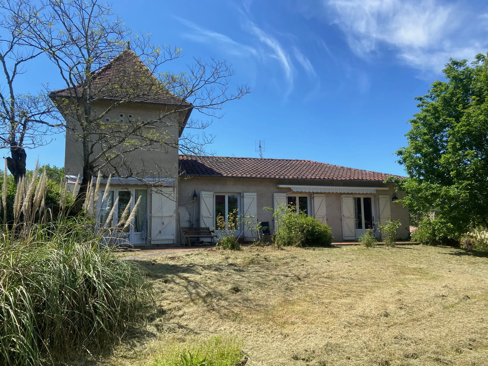 Belle maison moderne avec pigeonnier et jardin arboré à Pradines (46 090) 