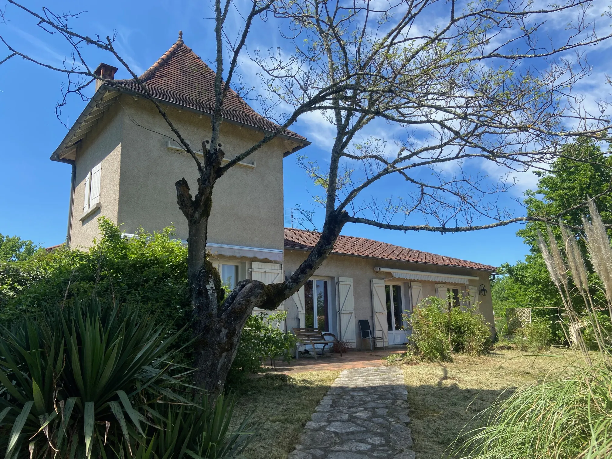 Belle maison moderne avec pigeonnier et jardin arboré à Pradines (46 090) 