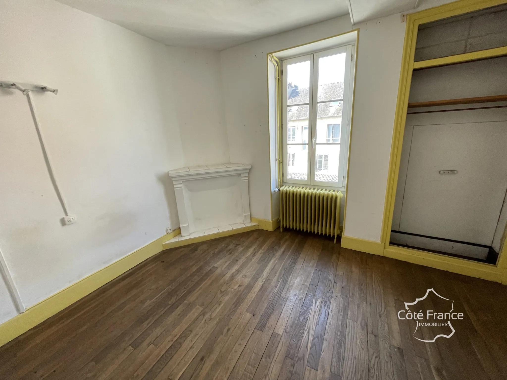 Ancien restaurant avec potentiel d'aménagement à Coulanges-sur-Yonne, proche Clamecy et Auxerre 