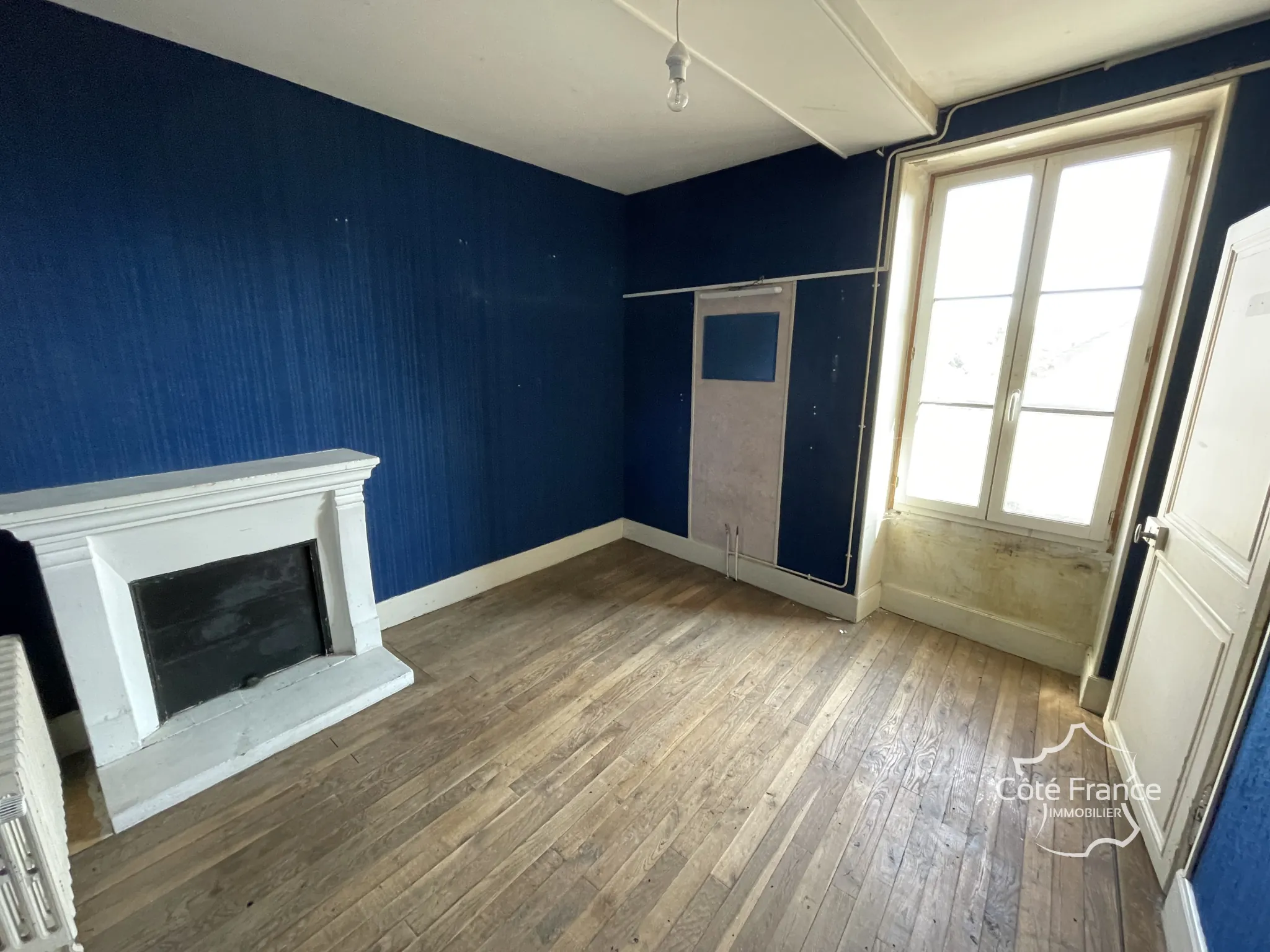 Ancien restaurant avec potentiel d'aménagement à Coulanges-sur-Yonne, proche Clamecy et Auxerre 