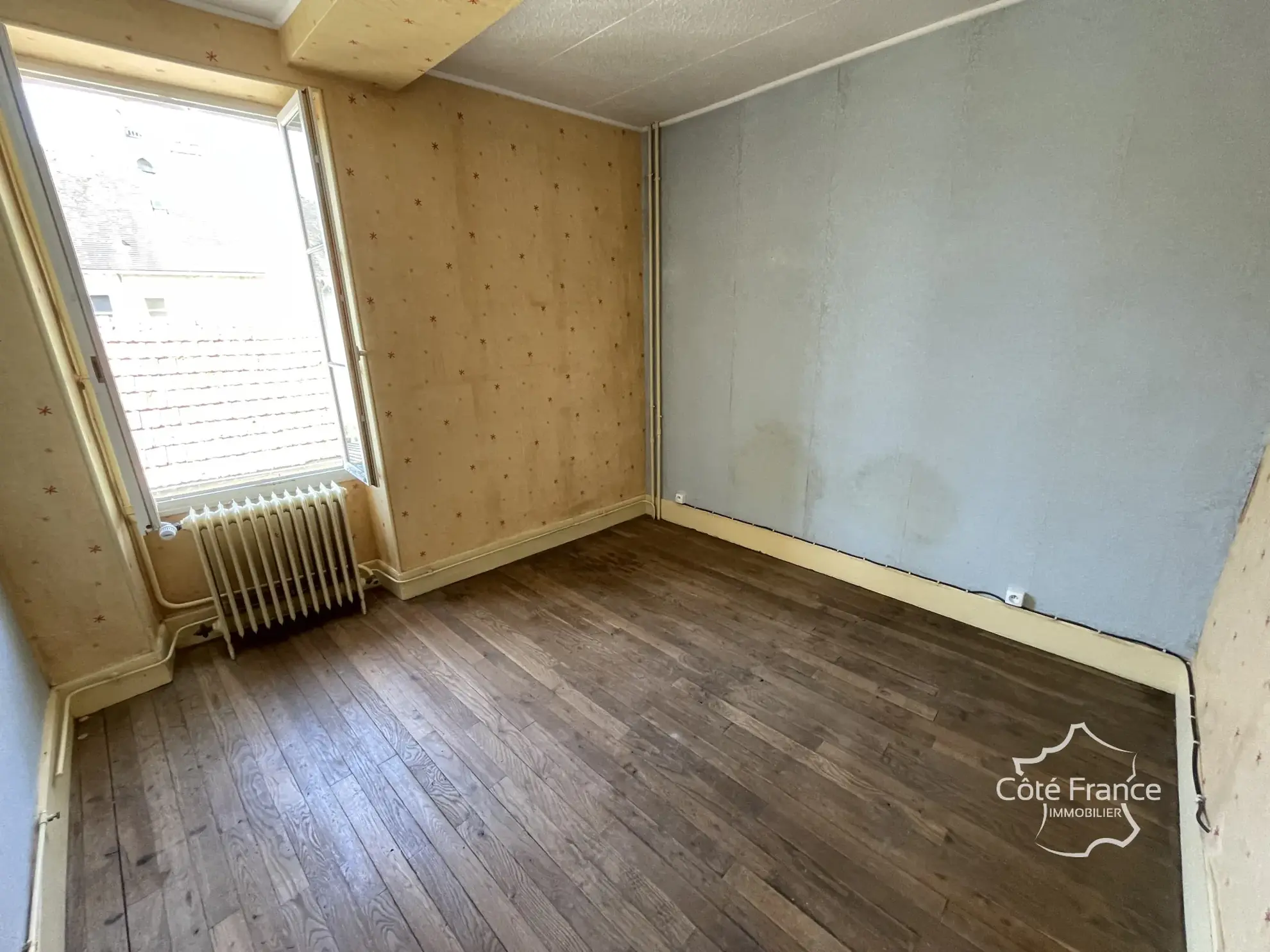 Ancien restaurant avec potentiel d'aménagement à Coulanges-sur-Yonne, proche Clamecy et Auxerre 