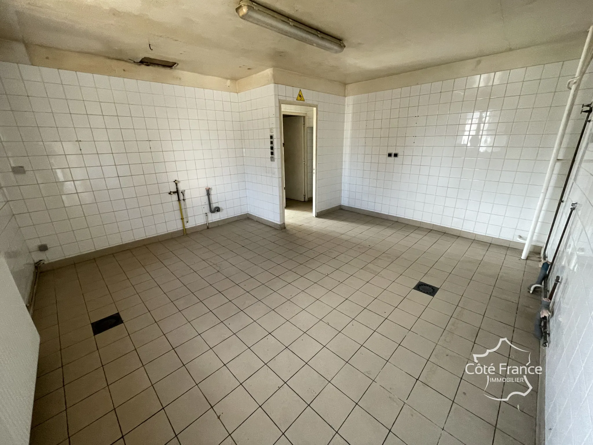 Ancien restaurant avec potentiel d'aménagement à Coulanges-sur-Yonne, proche Clamecy et Auxerre 