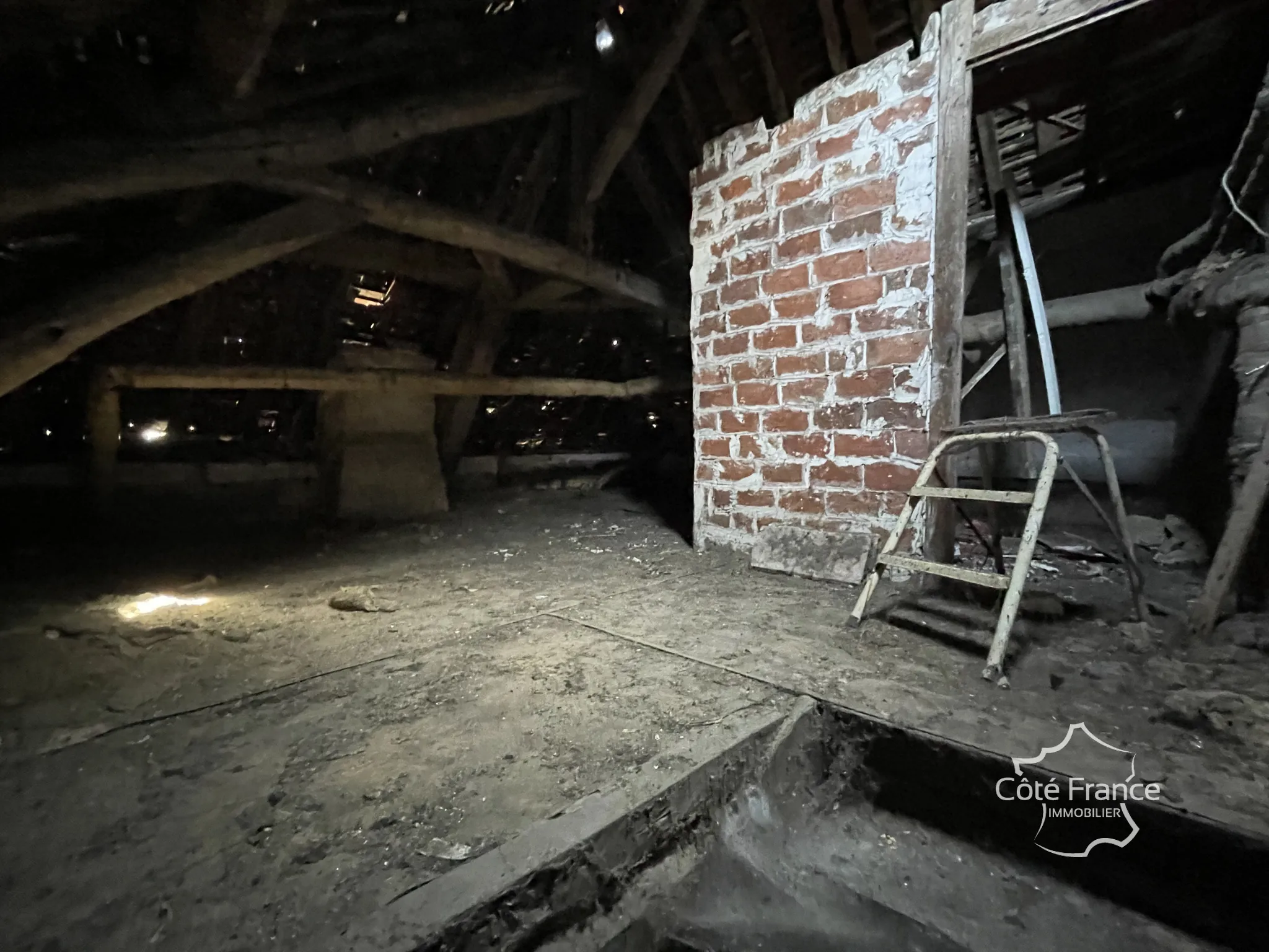 Ancien restaurant avec potentiel d'aménagement à Coulanges-sur-Yonne, proche Clamecy et Auxerre 