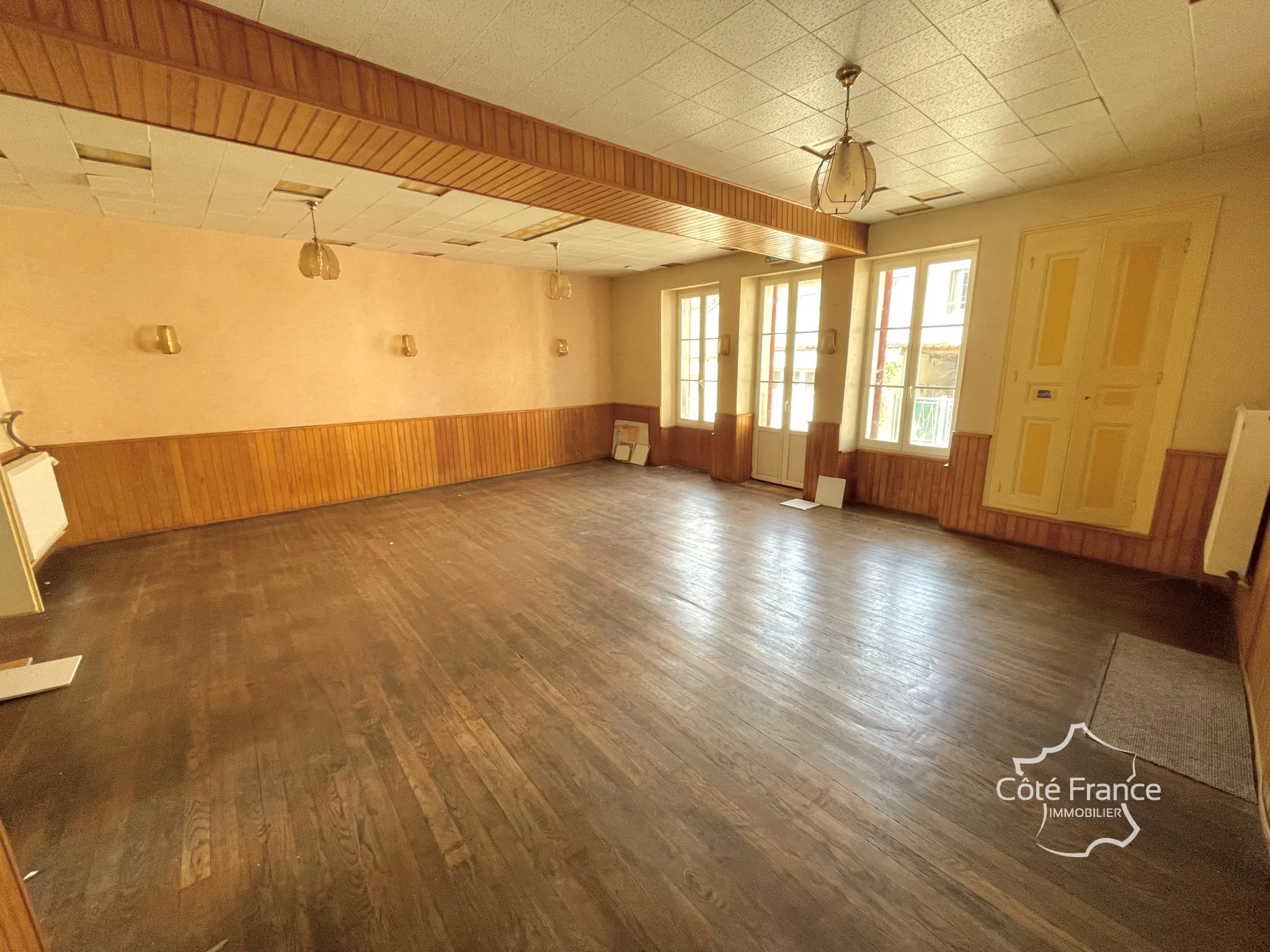 Ancien restaurant avec potentiel d'aménagement à Coulanges-sur-Yonne, proche Clamecy et Auxerre 