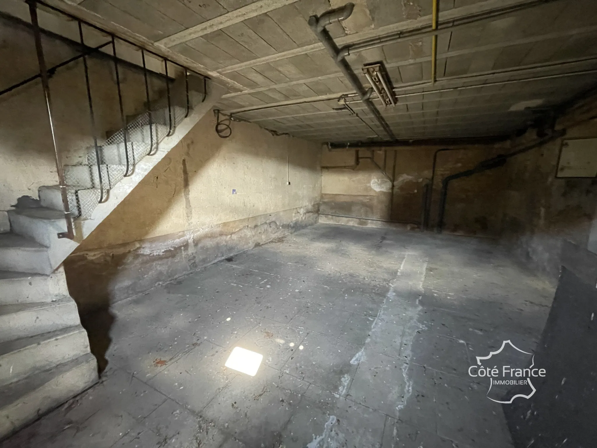 Ancien restaurant avec potentiel d'aménagement à Coulanges-sur-Yonne, proche Clamecy et Auxerre 