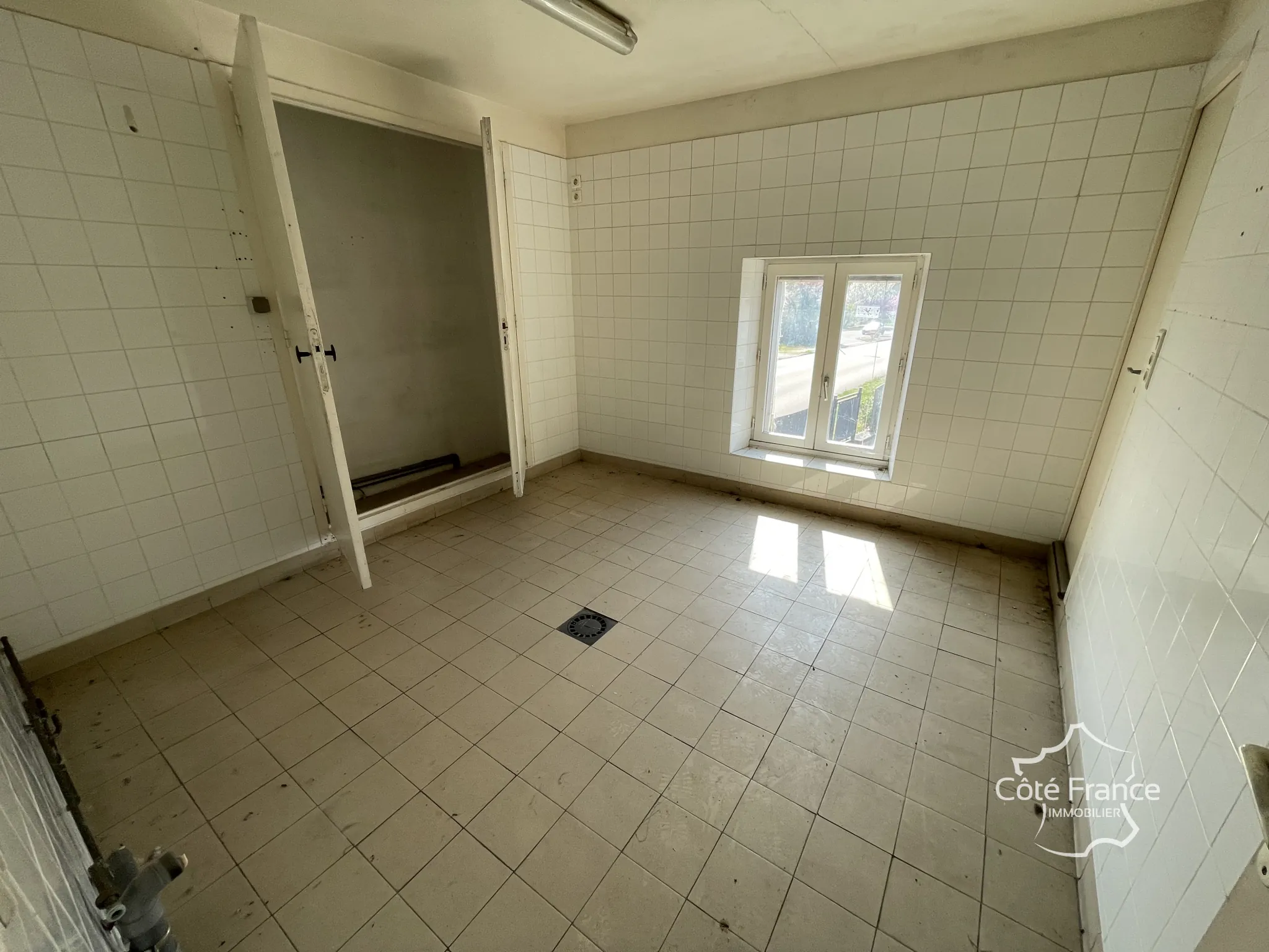 Ancien restaurant avec potentiel d'aménagement à Coulanges-sur-Yonne, proche Clamecy et Auxerre 