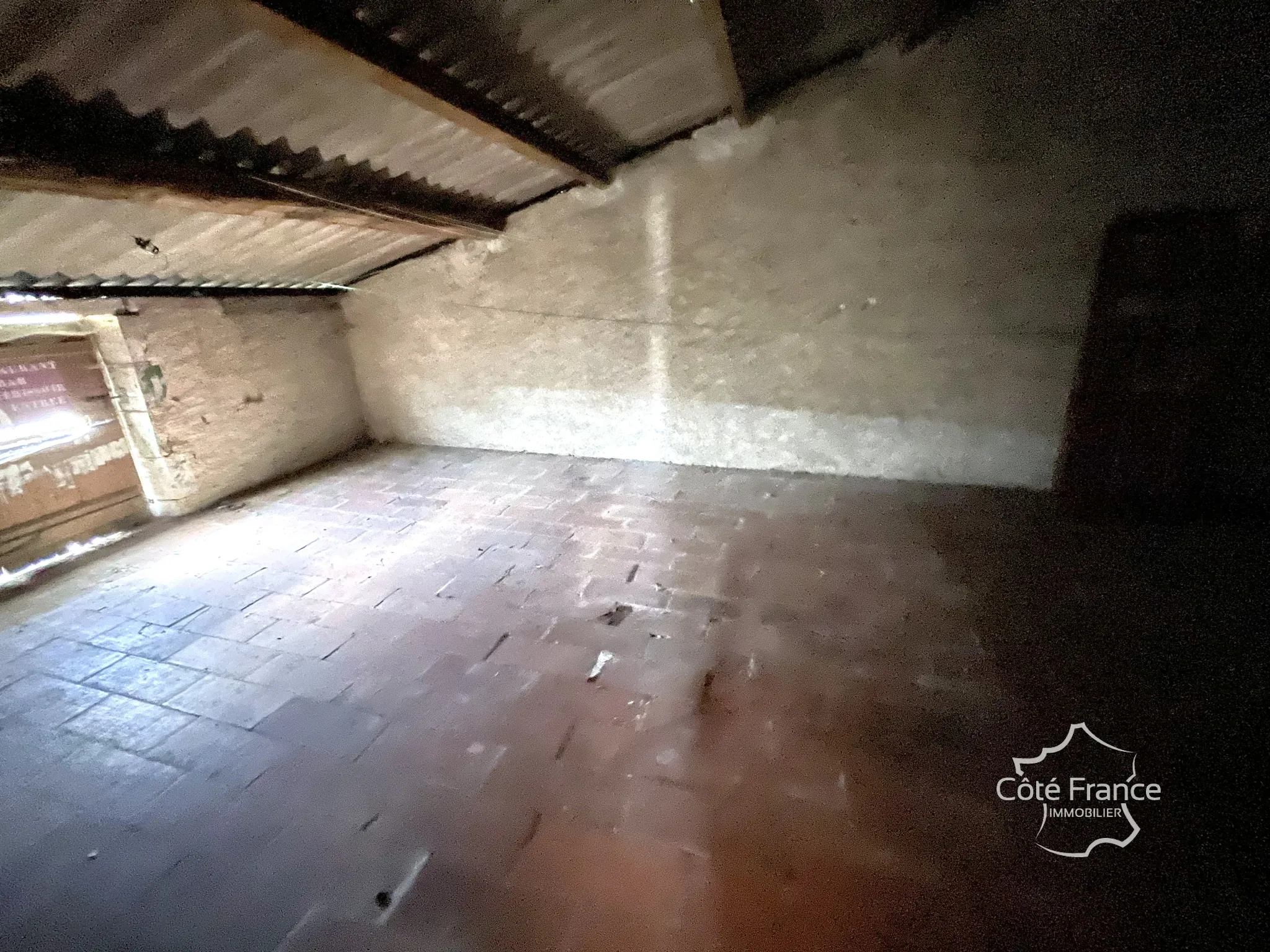 Ancien restaurant avec potentiel d'aménagement à Coulanges-sur-Yonne, proche Clamecy et Auxerre 