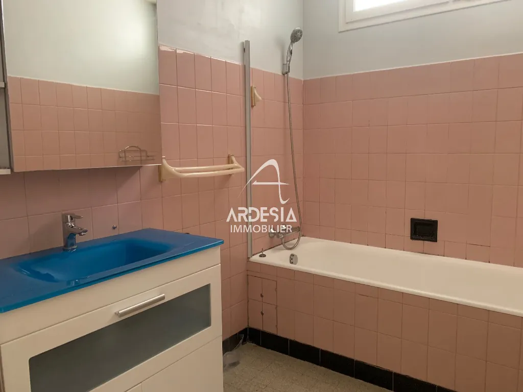 Appartement lumineux avec balcon, cave et garage à Saint Jean de Maurienne 