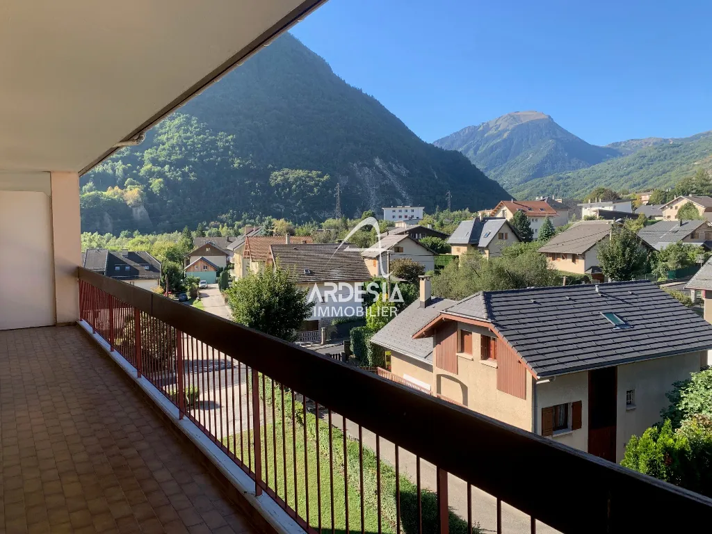 Appartement lumineux avec balcon, cave et garage à Saint Jean de Maurienne 