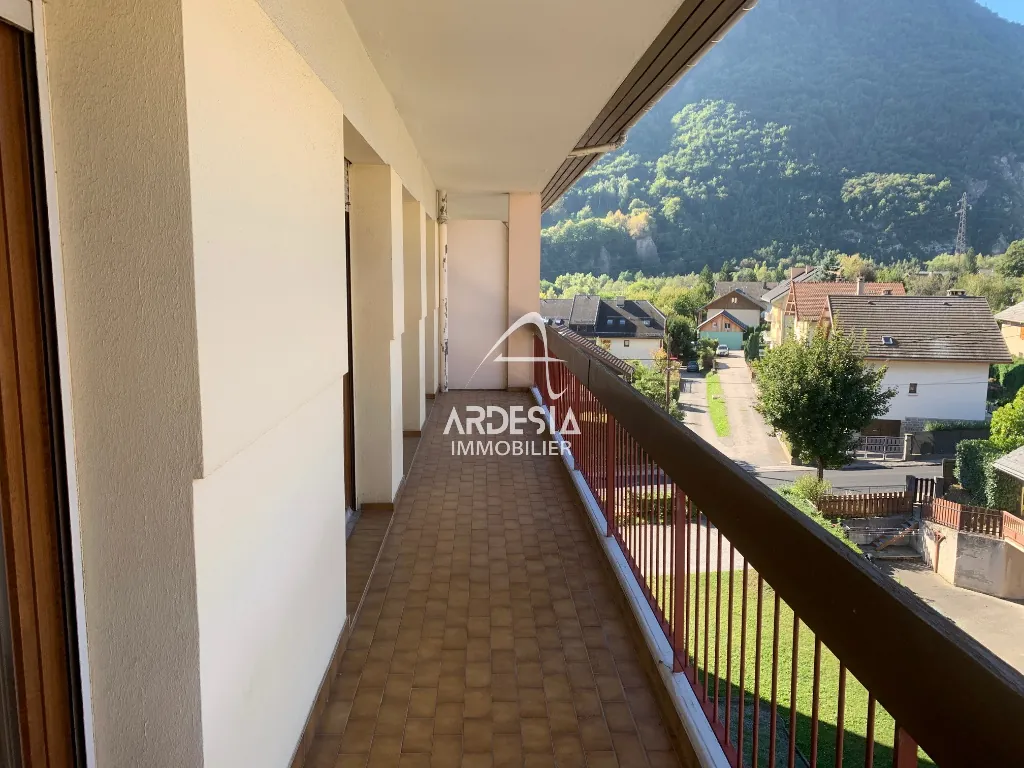 Appartement lumineux avec balcon, cave et garage à Saint Jean de Maurienne 