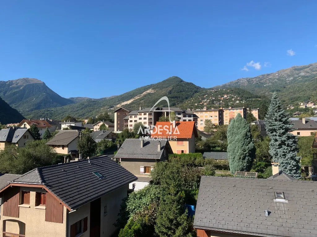 Appartement lumineux avec balcon, cave et garage à Saint Jean de Maurienne 