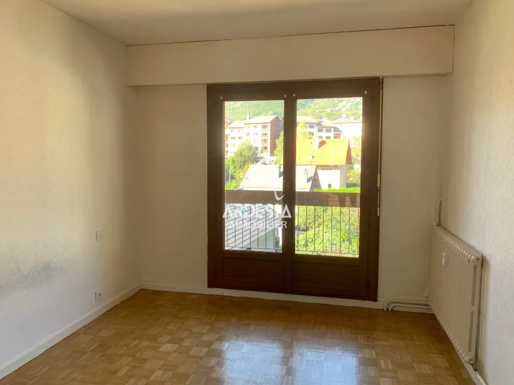 Appartement lumineux avec balcon, cave et garage à Saint Jean de Maurienne 