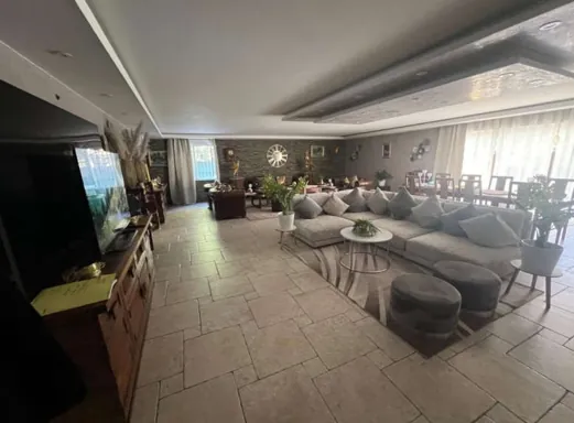 Villa à Fuveau de 361m² avec 8 chambres et jardin | Prix attractif 113 000 € 