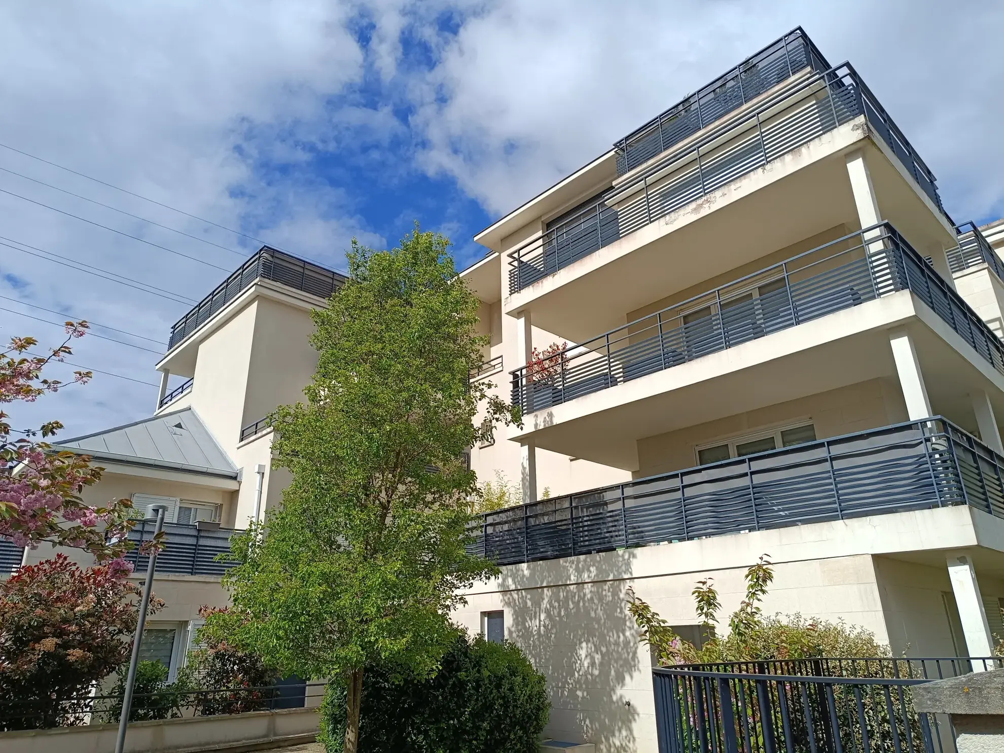 Studio 36m² avec parking et cave à Elancourt, performance énergétique optimale