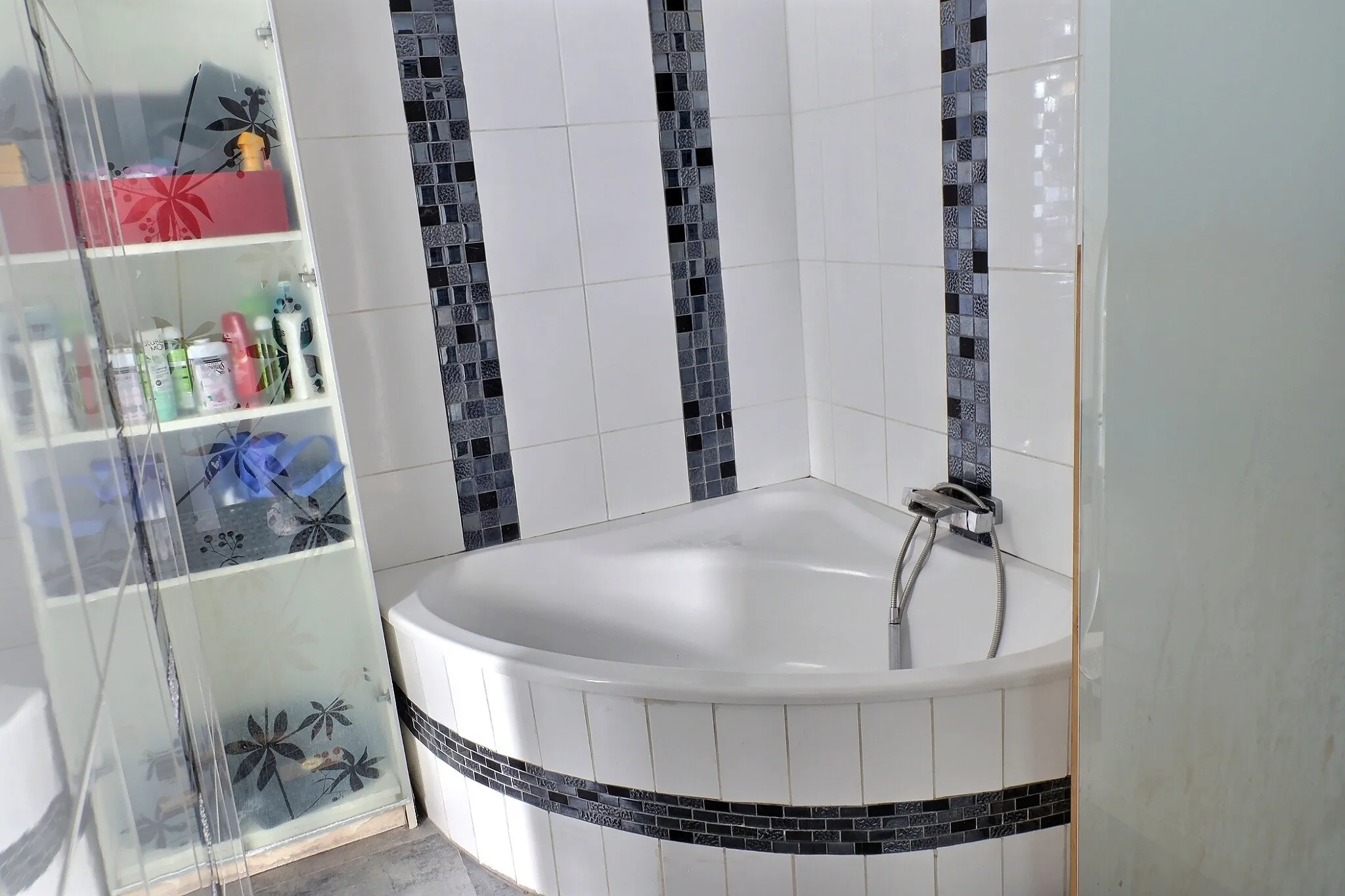 Maison de ville T3 avec bureau à Lunel - Rénovation récente, terrasse, emplacement privilégié 