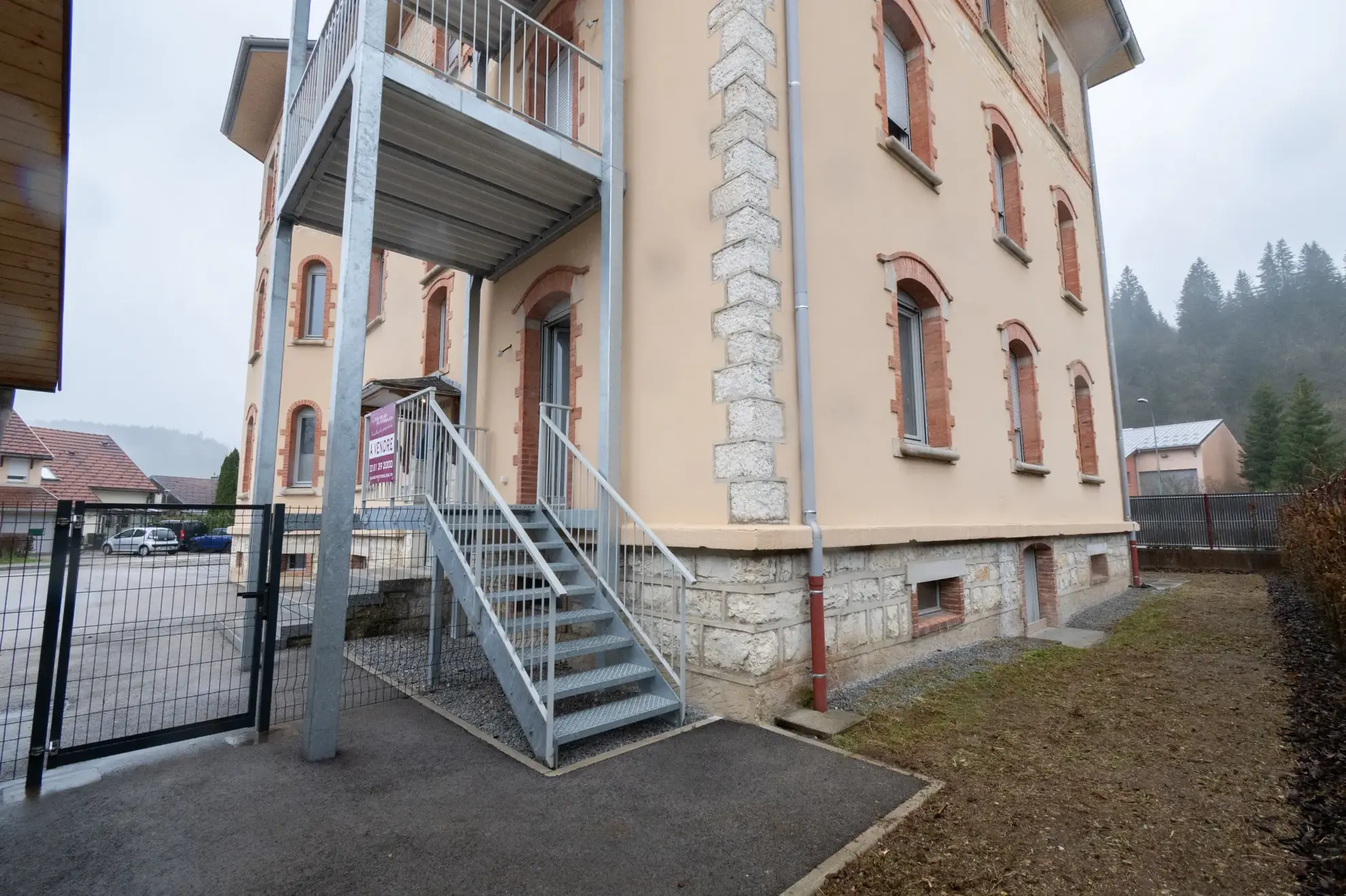 Appartement rénové de type 2 avec jardin et parking à La Cluse et Mijoux