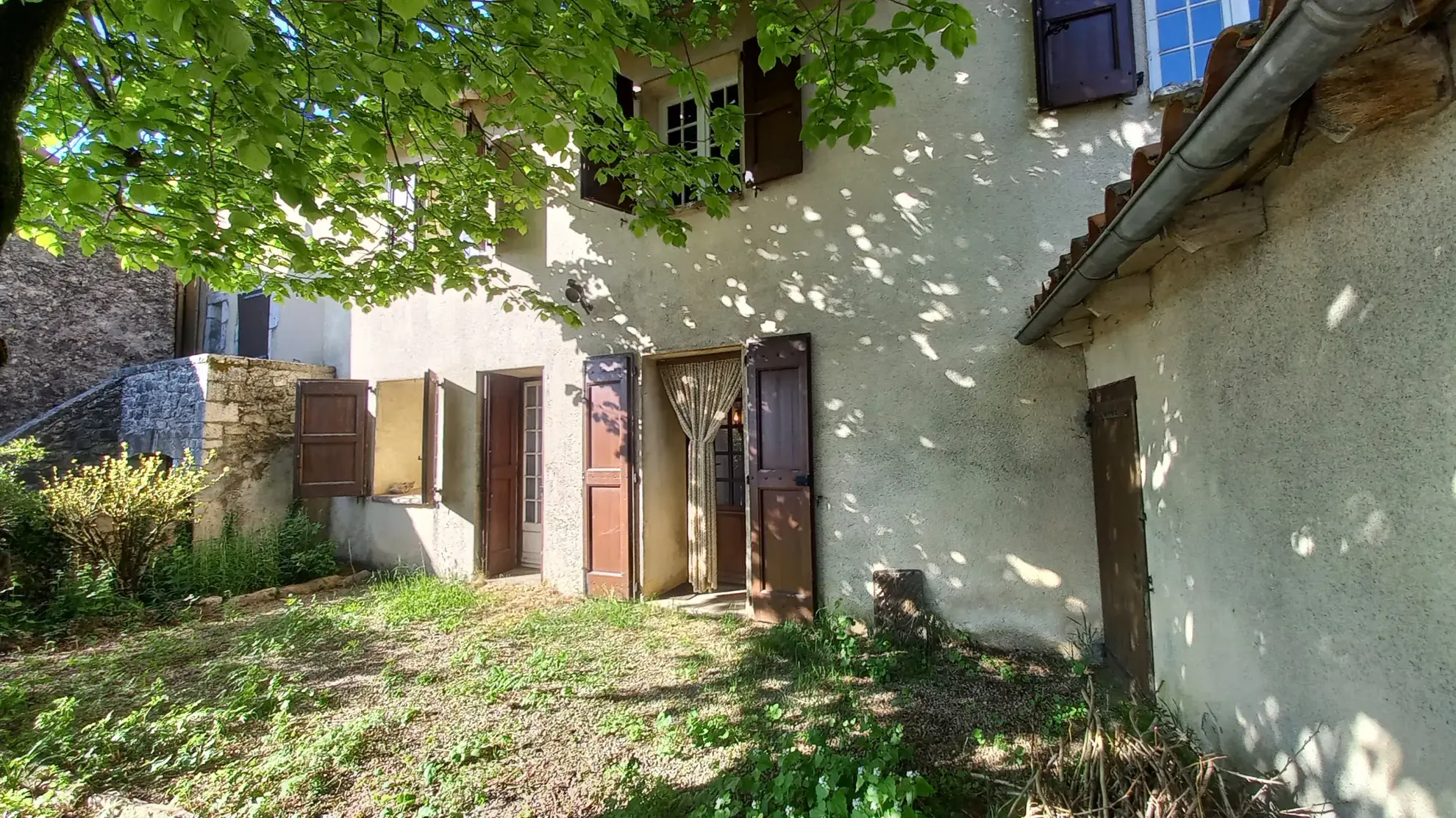 Maison de village à La Couvertoirade avec jardin de 126 m² à rénover