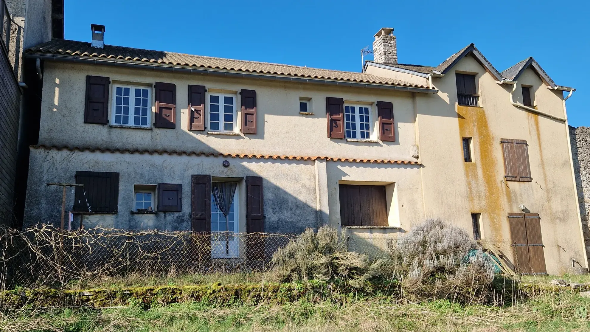 Maison de village à La Couvertoirade avec jardin de 126 m² à rénover 