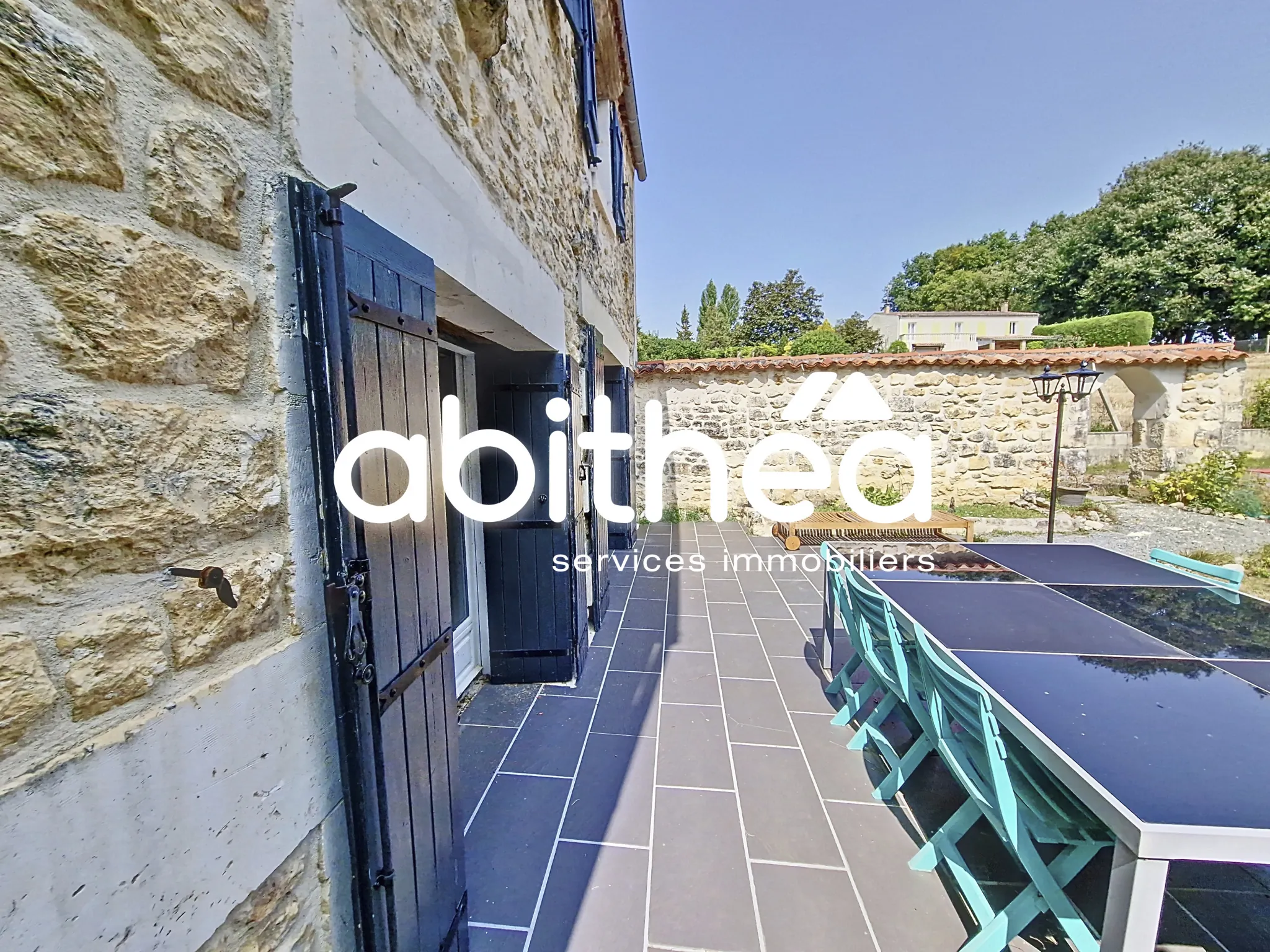 Charmante maison charentaise renovée de 117 m² avec jardin clos et garage à Taillebourg 