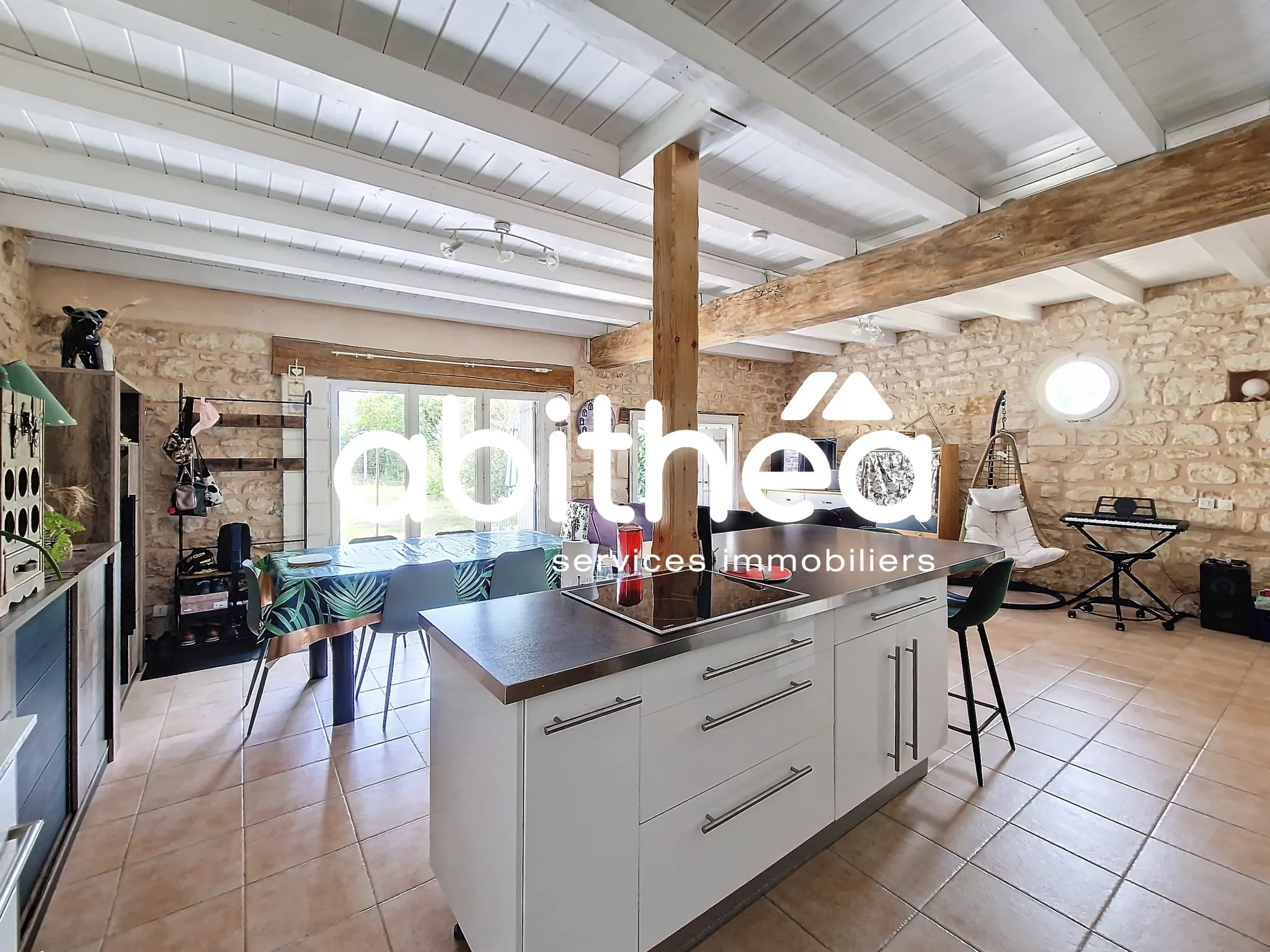 Charmante maison charentaise renovée de 117 m² avec jardin clos et garage à Taillebourg 