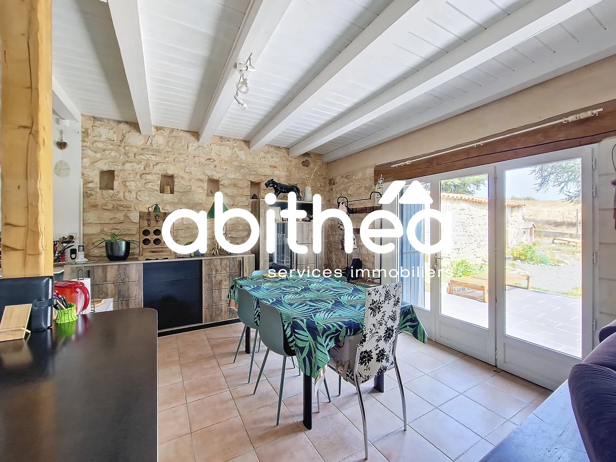 Charmante maison charentaise renovée de 117 m² avec jardin clos et garage à Taillebourg 