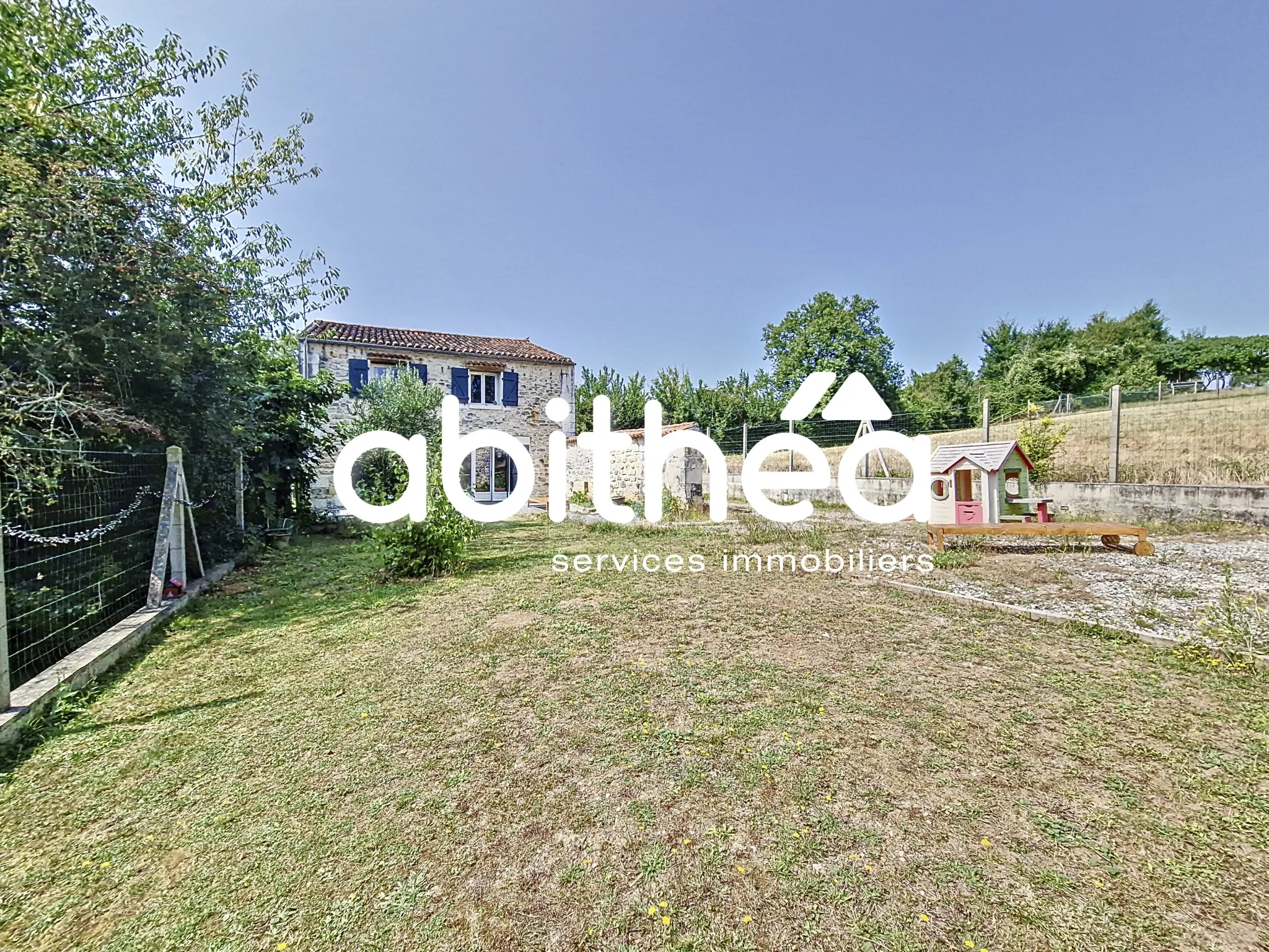 Charmante maison charentaise renovée de 117 m² avec jardin clos et garage à Taillebourg 