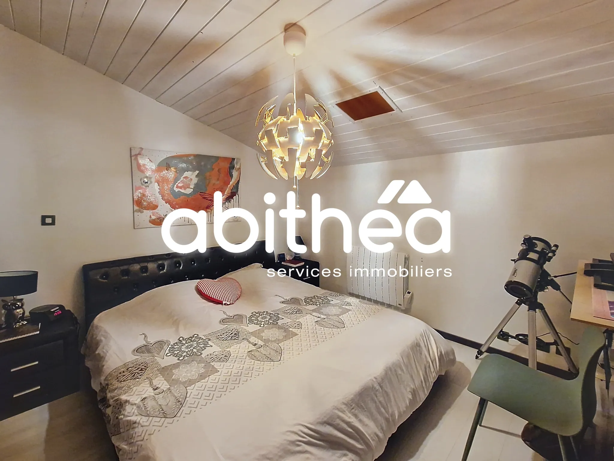 Charmante maison charentaise renovée de 117 m² avec jardin clos et garage à Taillebourg 