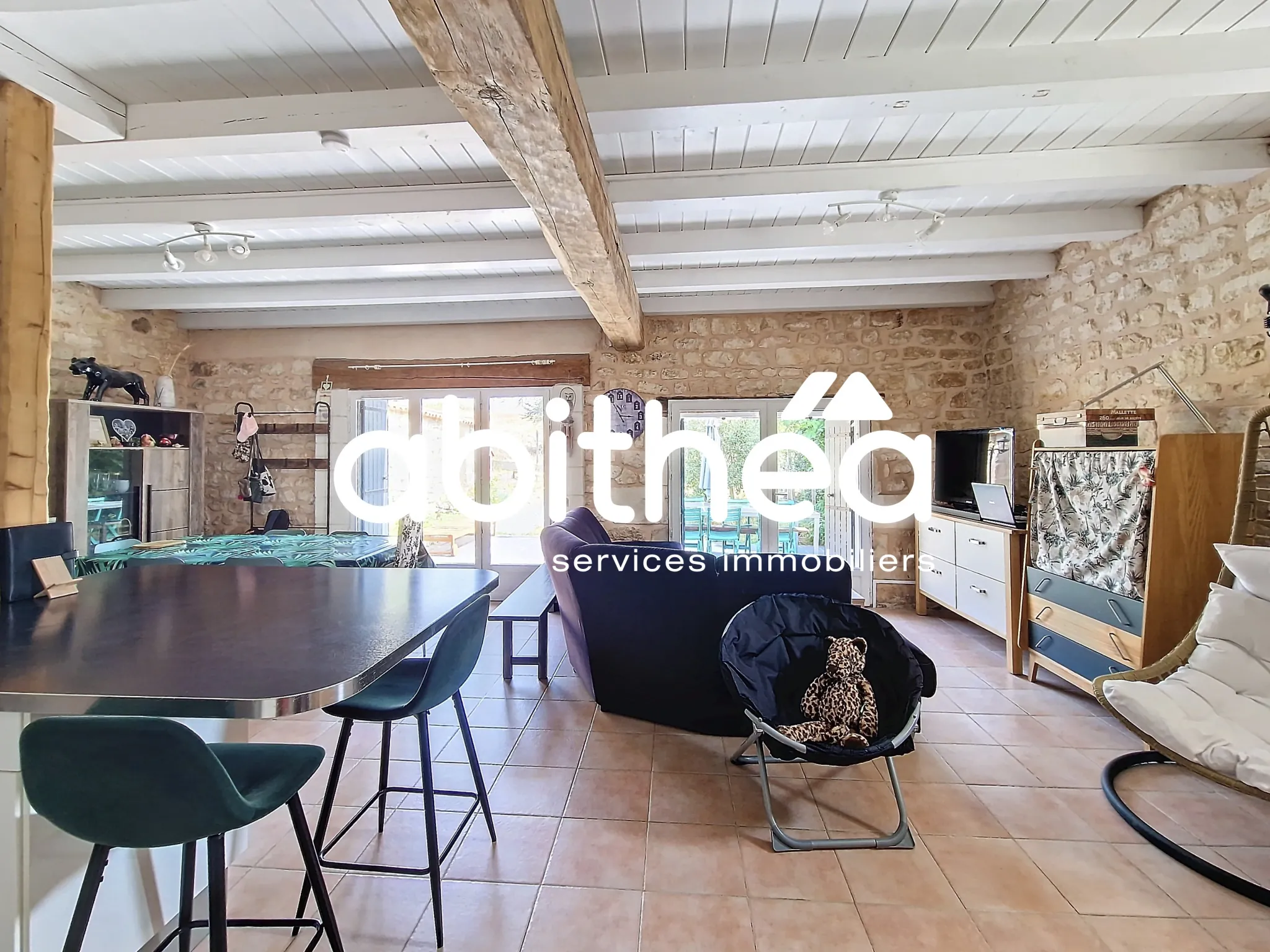 Charmante maison charentaise renovée de 117 m² avec jardin clos et garage à Taillebourg 