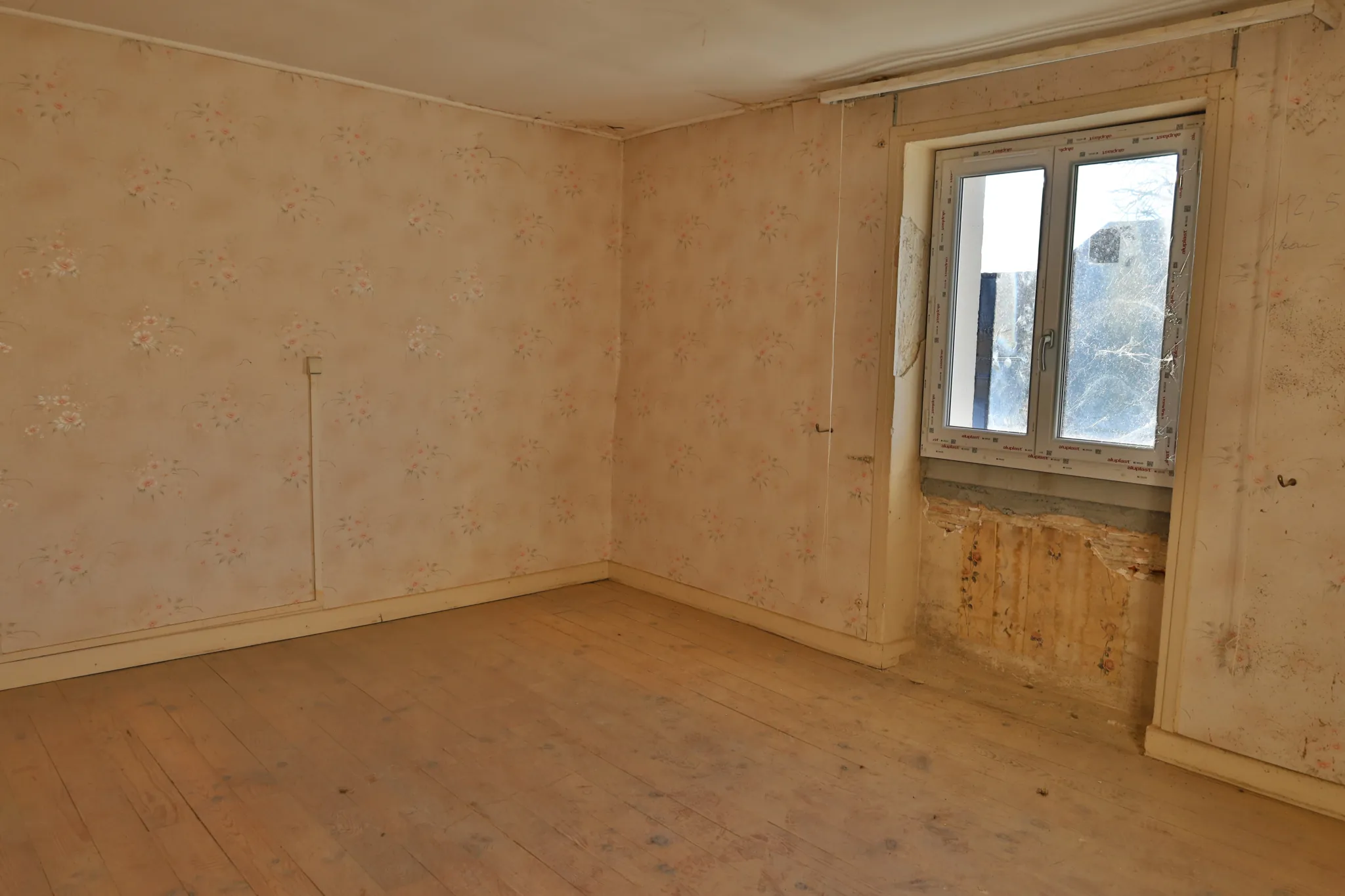 Maison à vendre de 156 m² à Saint Just Chaleyssin avec terrain et potentiel de personnalisation 