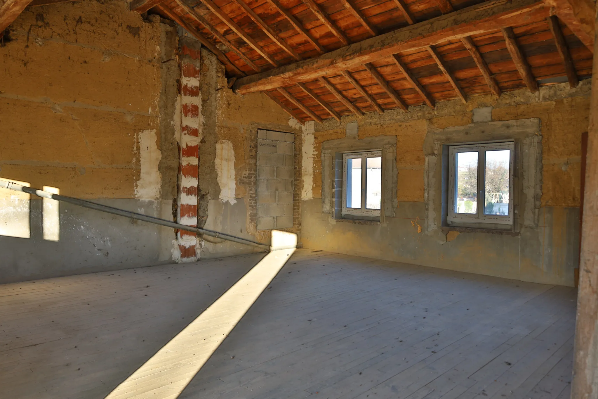 Maison à vendre de 156 m² à Saint Just Chaleyssin avec terrain et potentiel de personnalisation 