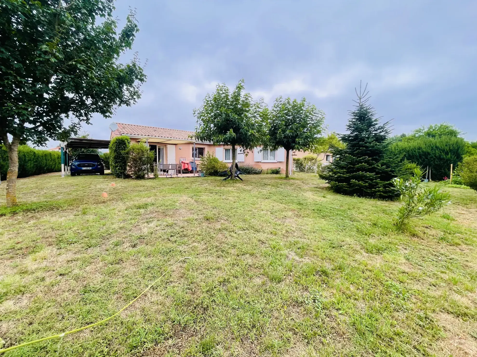 Maison de plain-pied avec 3-4 chambres, garage et jardin à Chamadelle 