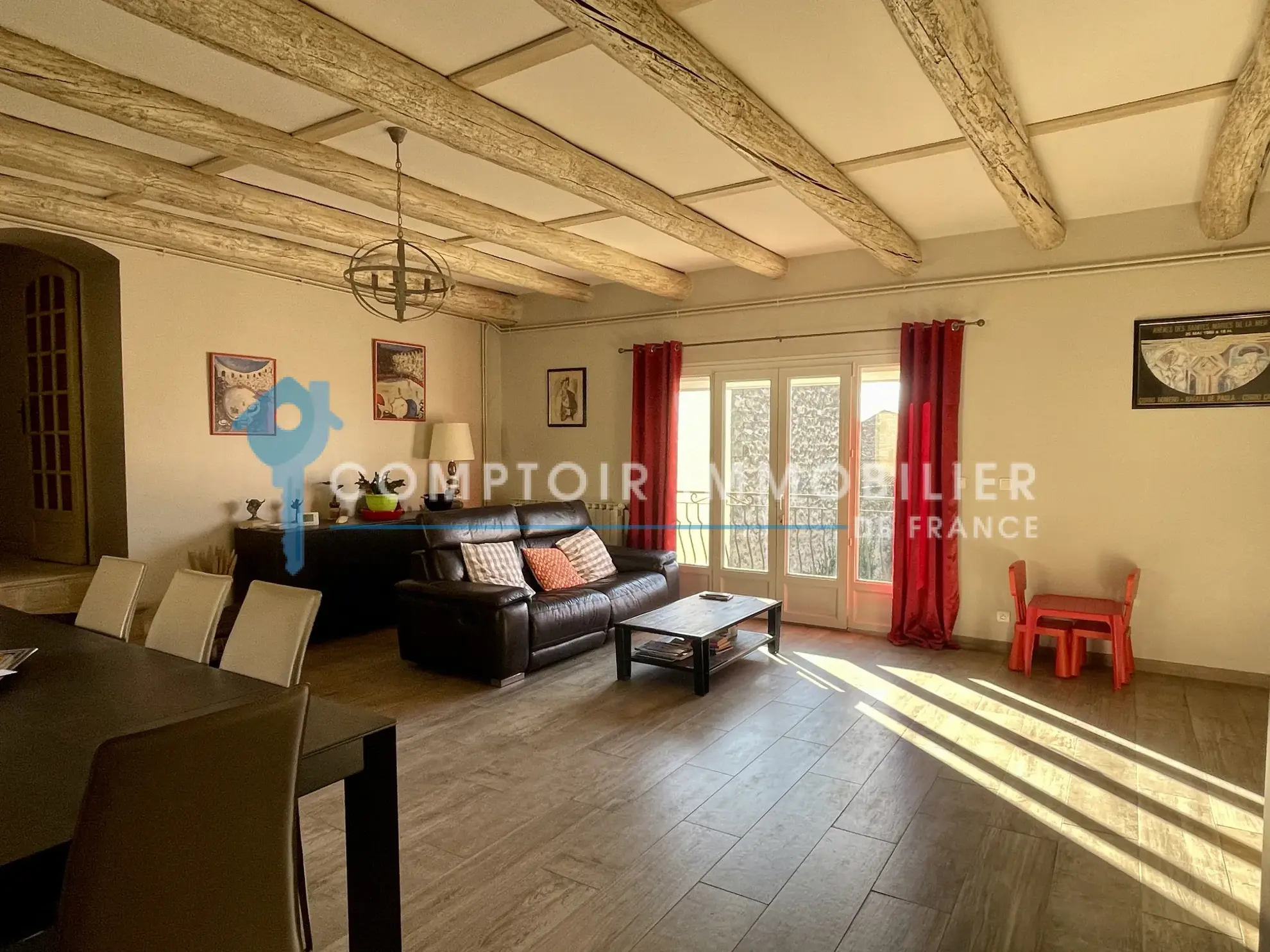 Maison de ville à Vauvert avec cour et grange – 3 chambres, à rénover 