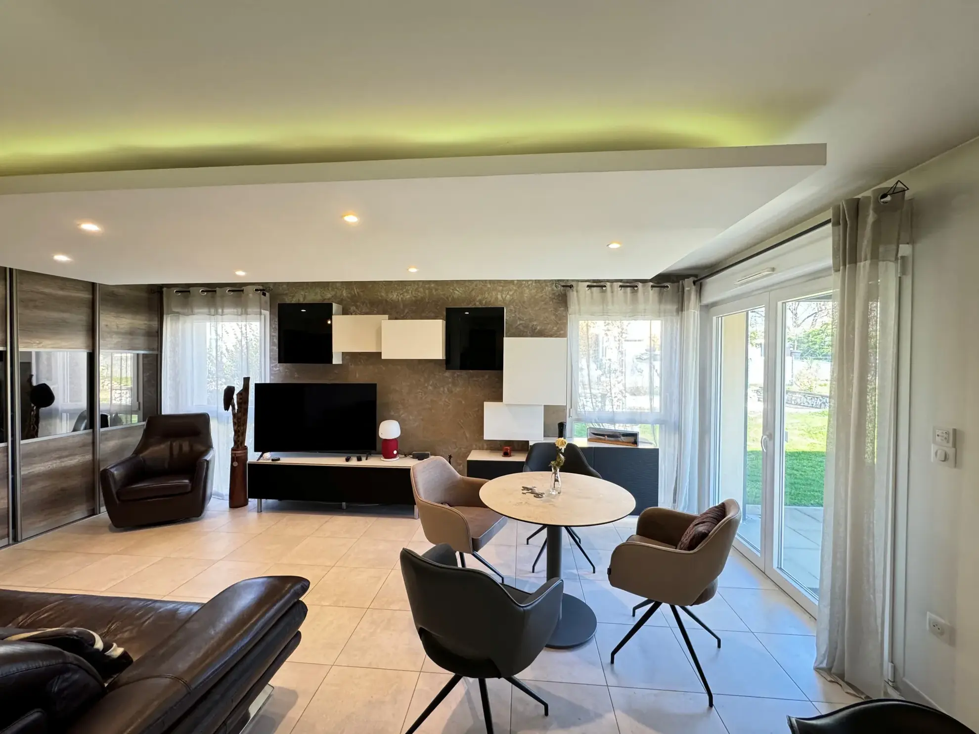 Magnifique duplex en rez-de-jardin avec terrasse, jardin et garage à Argiesans 