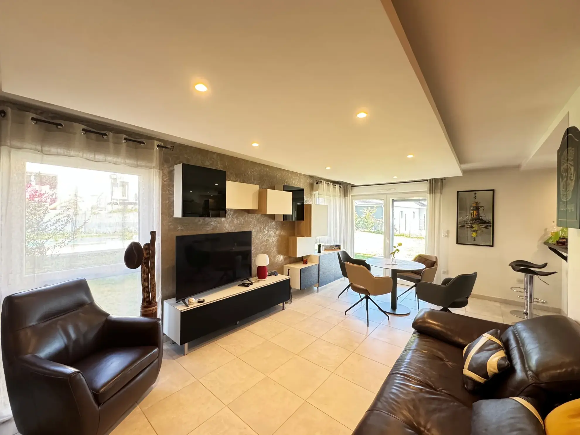 Magnifique duplex en rez-de-jardin avec terrasse, jardin et garage à Argiesans 