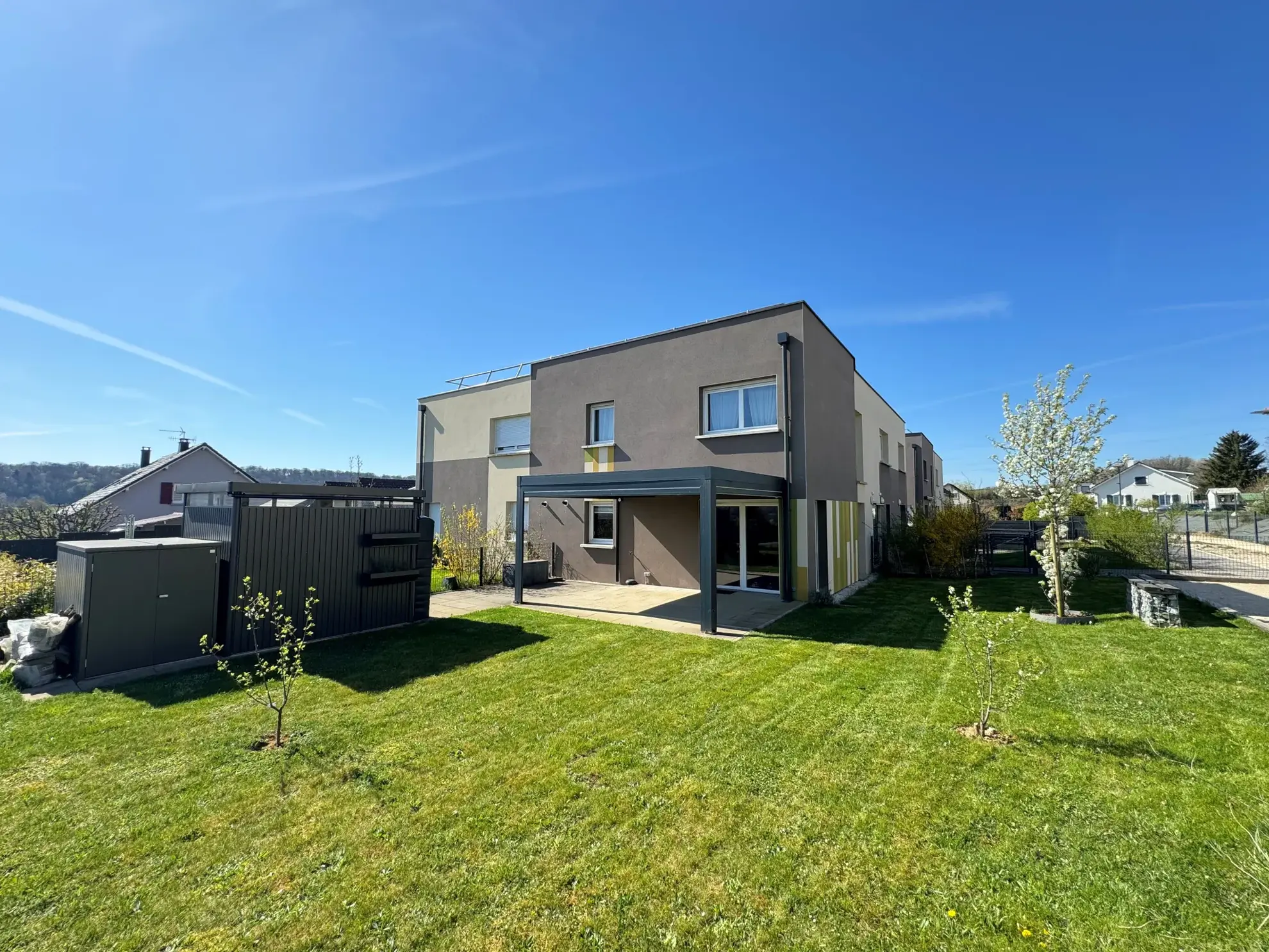 Magnifique duplex en rez-de-jardin avec terrasse, jardin et garage à Argiesans 