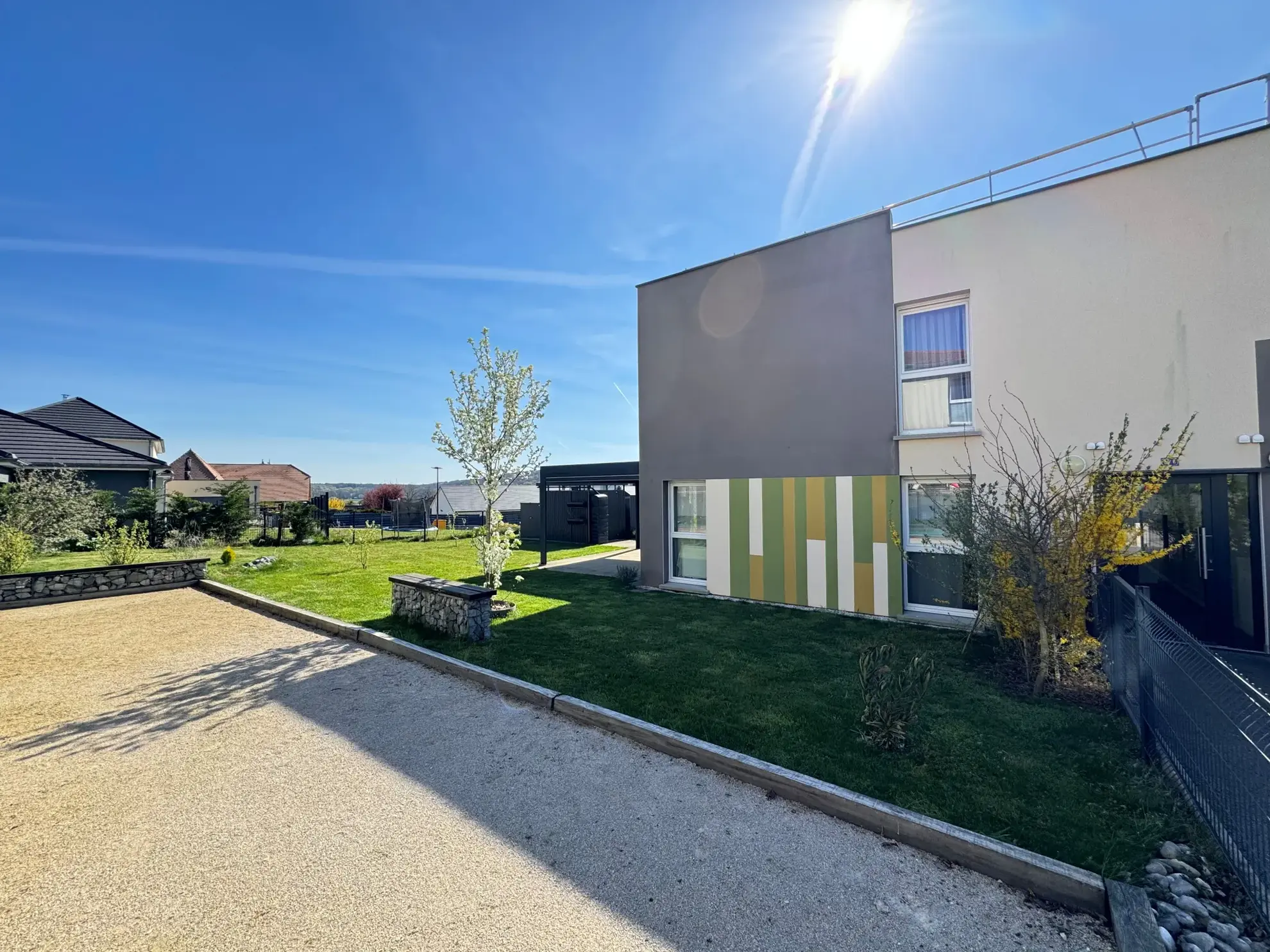 Magnifique duplex en rez-de-jardin avec terrasse, jardin et garage à Argiesans 