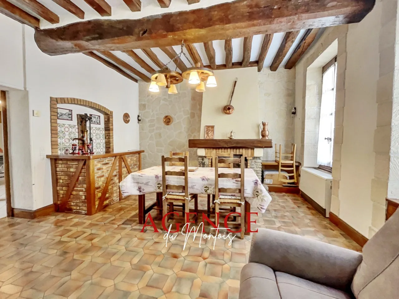 Maison de ville à Bray-sur-Seine avec cour, garage et 4 chambres - À rafraîchir