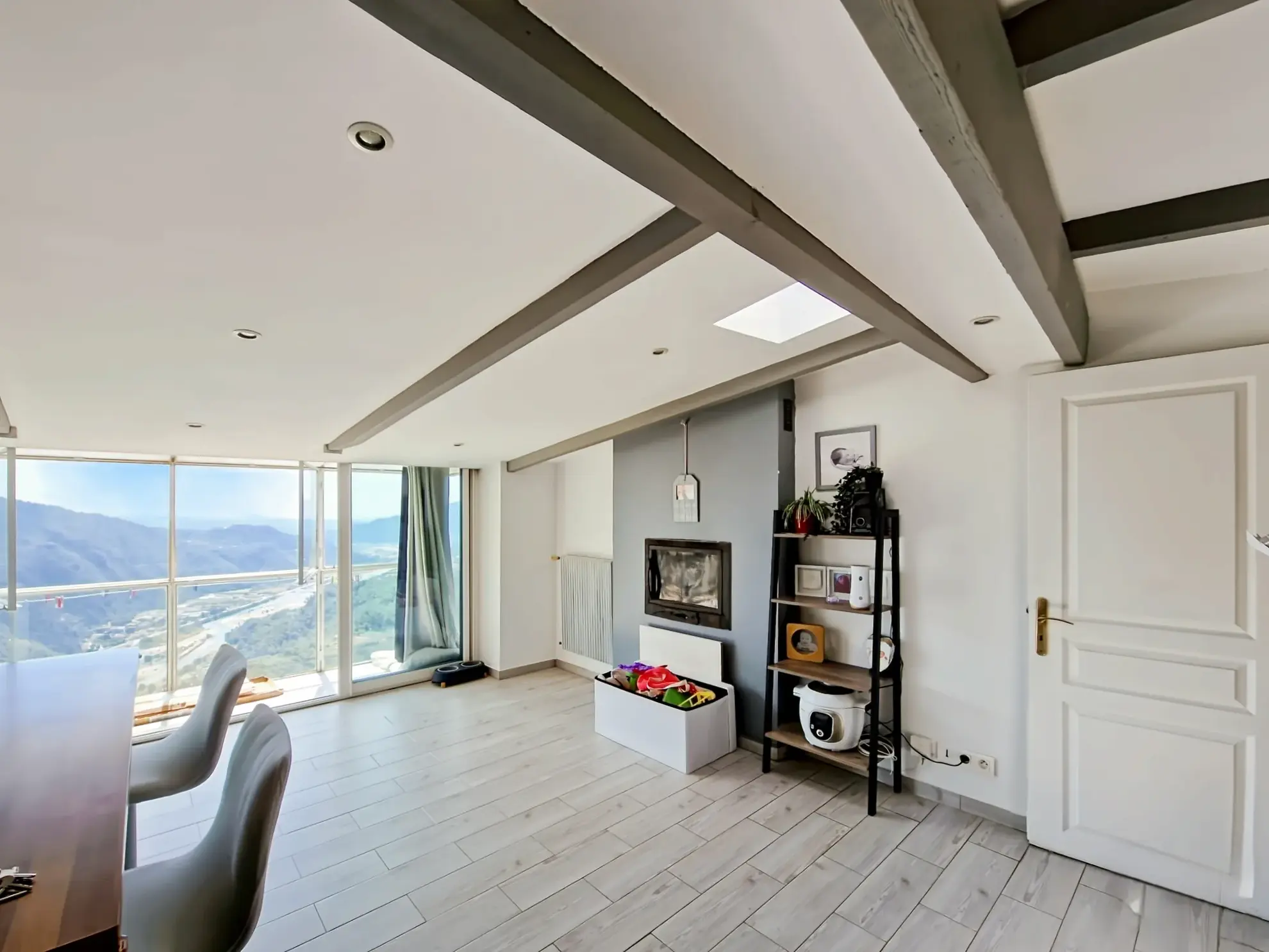 Maison de village avec vue dégagée de 97 m² à Bonson, proximité Nice 