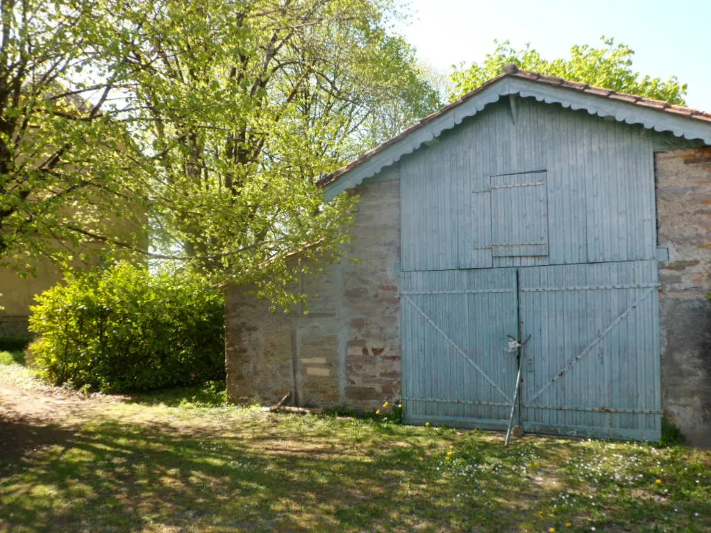 Maison ancienne à rénover avec grand terrain à Saint Pierre du Chemin - secteur Pouzaugues 
