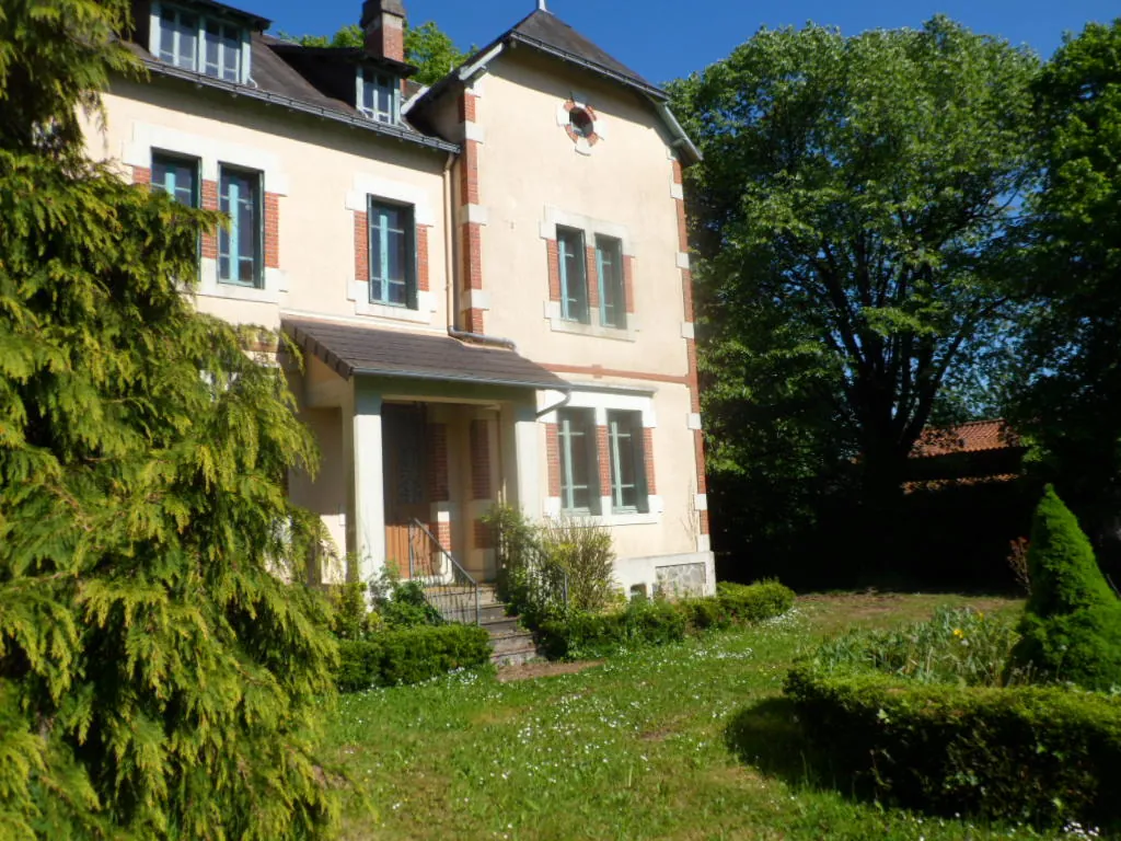 Maison ancienne à rénover avec grand terrain à Saint Pierre du Chemin - secteur Pouzaugues 