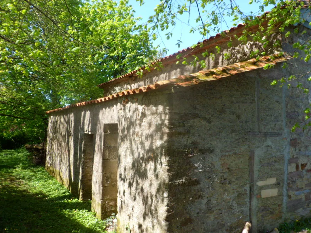Maison ancienne à rénover avec grand terrain à Saint Pierre du Chemin - secteur Pouzaugues 