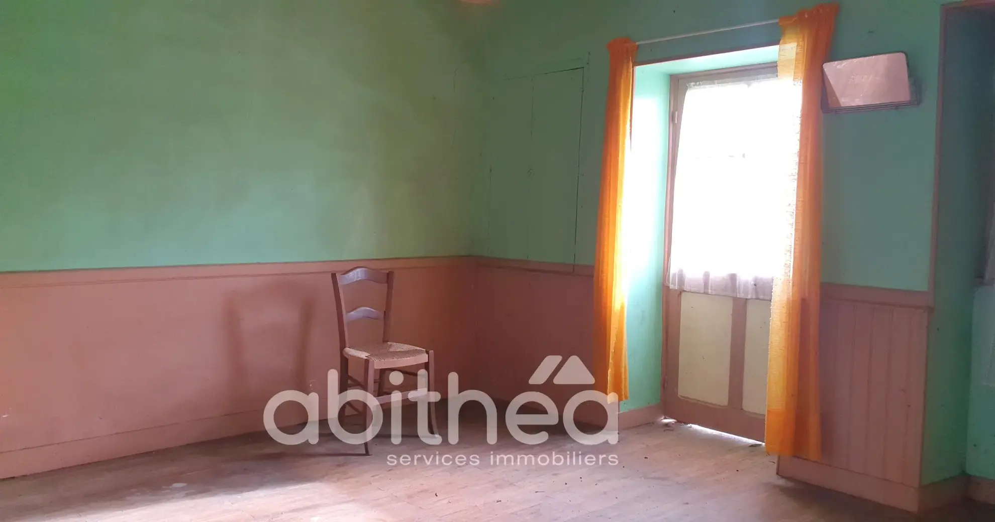 Vente ensemble immobilier à Cellefrouin avec maison et dépendances de 200 m² 