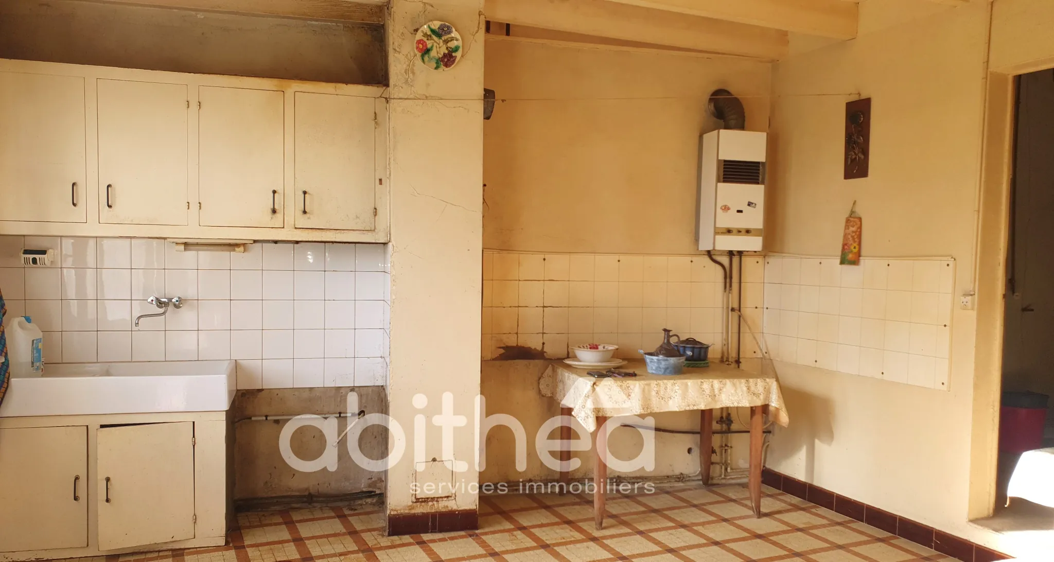 Vente ensemble immobilier à Cellefrouin avec maison et dépendances de 200 m² 