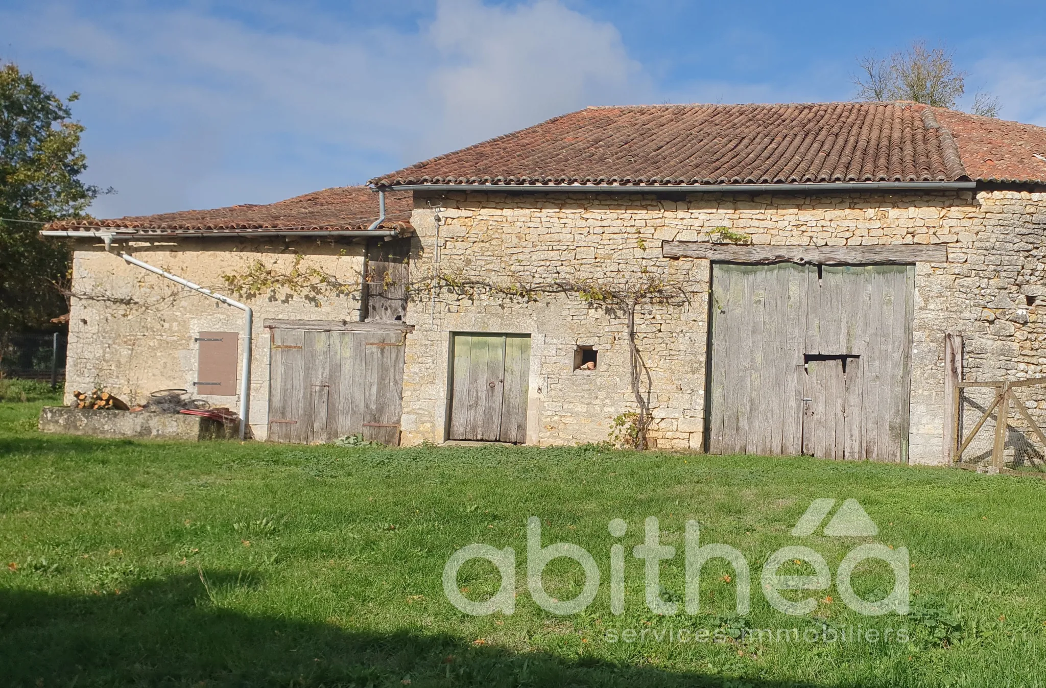 Vente ensemble immobilier à Cellefrouin avec maison et dépendances de 200 m² 