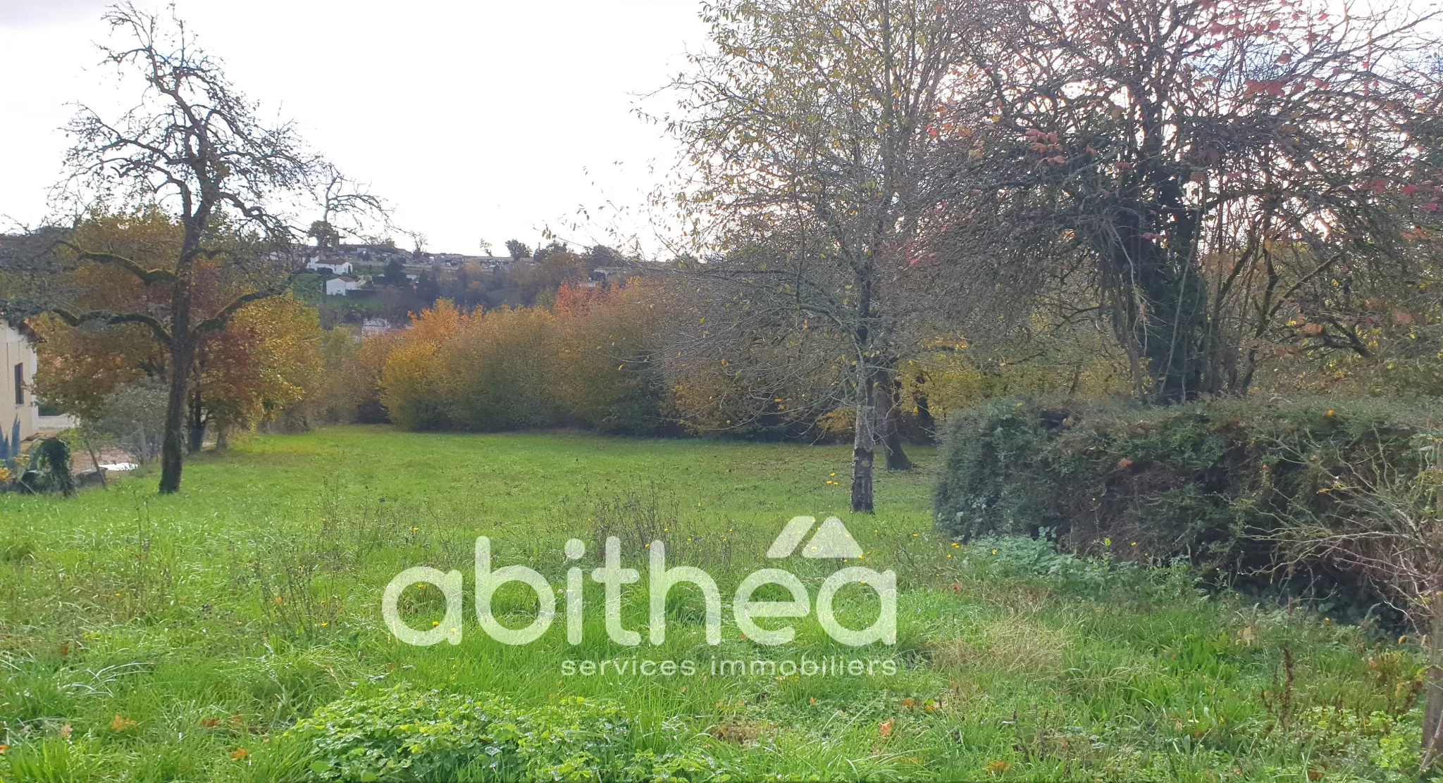 Vente ensemble immobilier à Cellefrouin avec maison et dépendances de 200 m² 