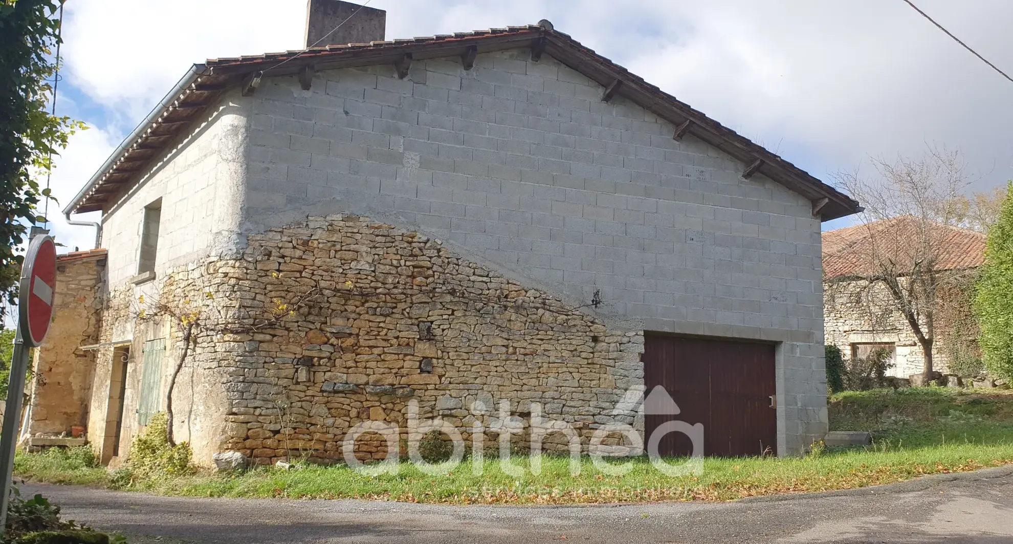 Vente ensemble immobilier à Cellefrouin avec maison et dépendances de 200 m² 