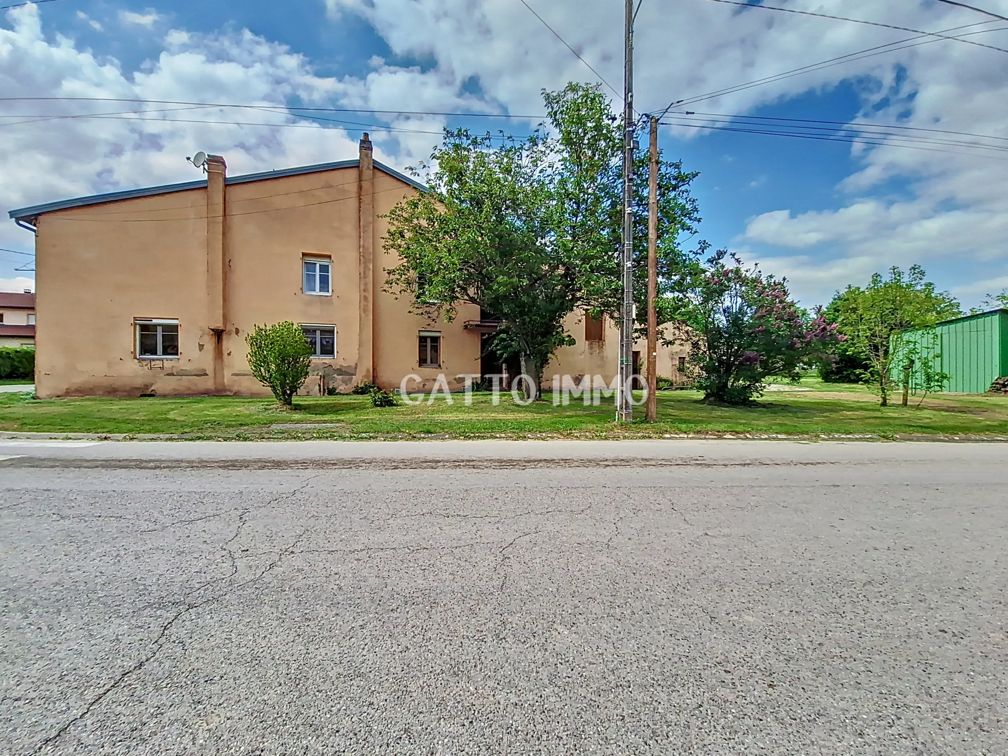 Vaste maison de village à rénover avec grand terrain à Remoncourt 
