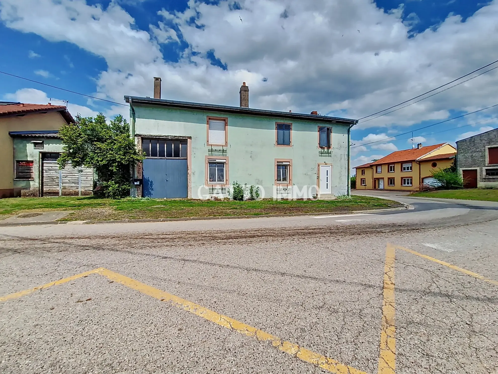 Vaste maison de village à rénover avec grand terrain à Remoncourt